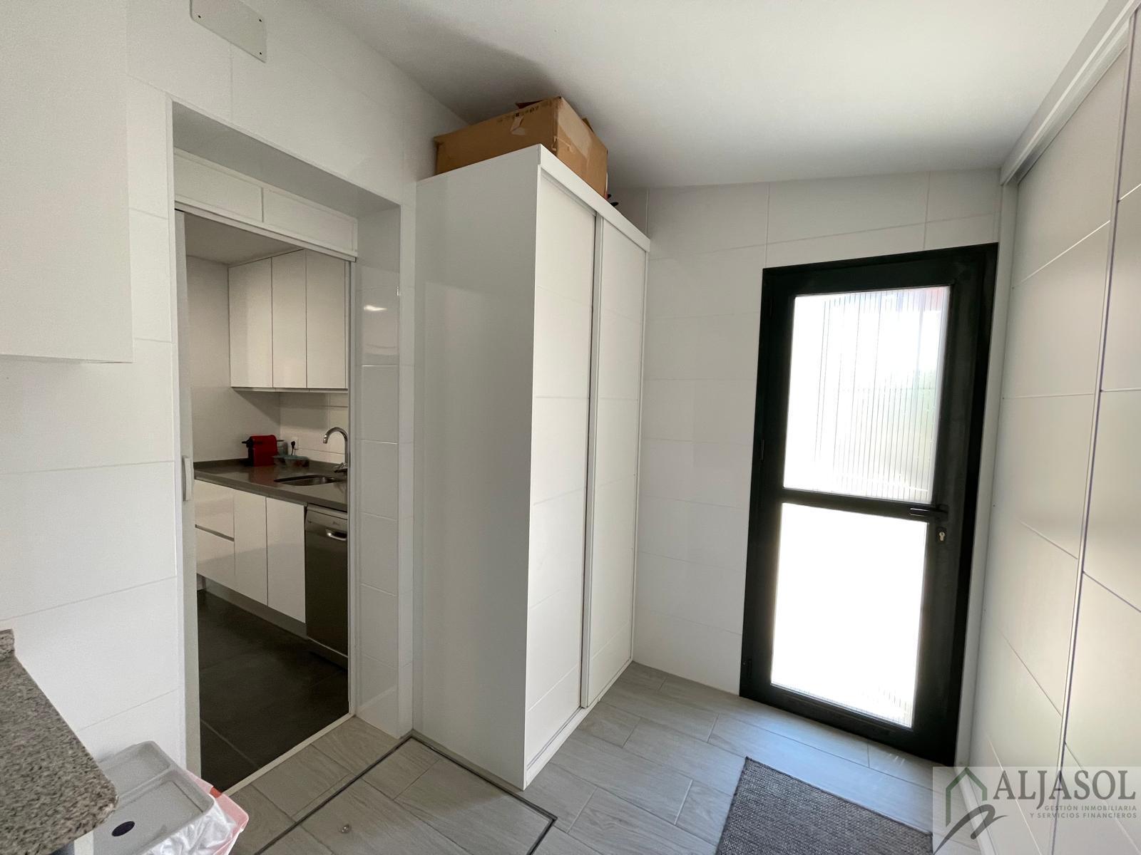 For sale of chalet in Palomares del Río