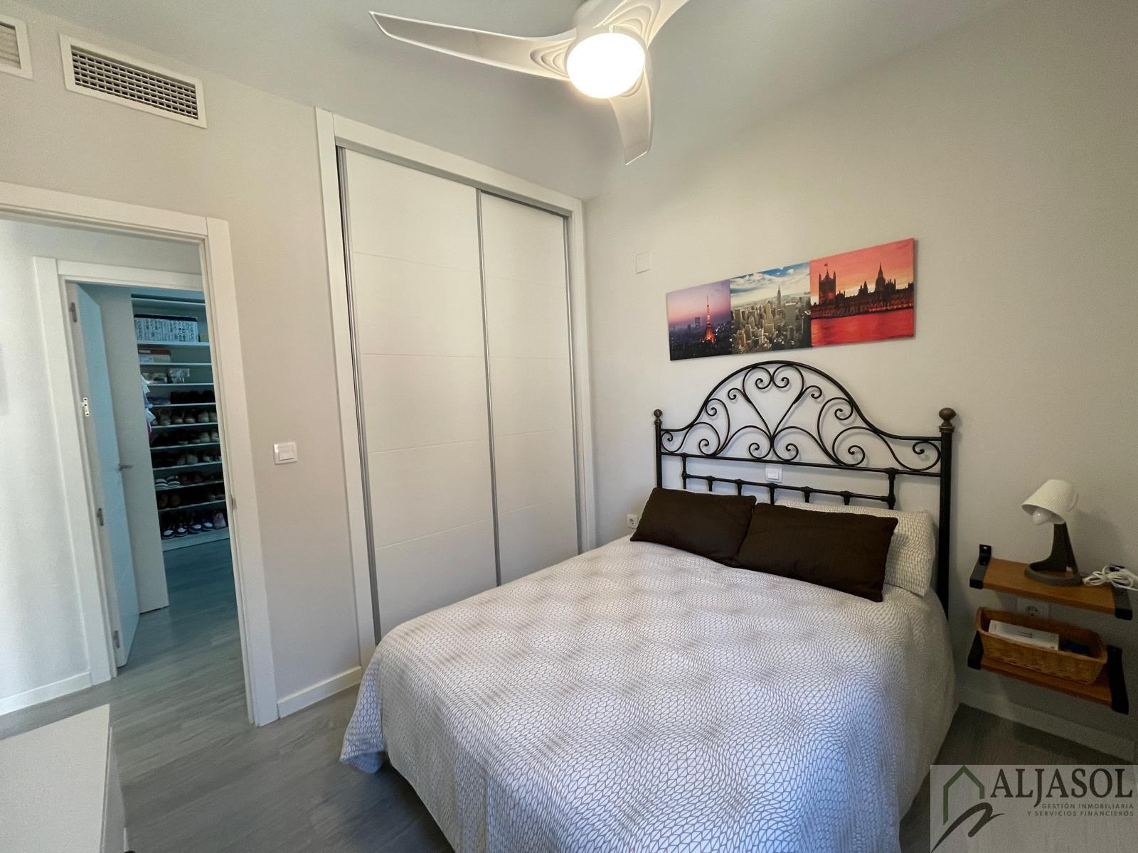 For sale of chalet in Palomares del Río