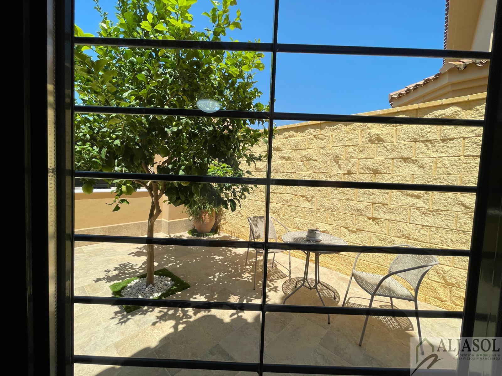 For sale of chalet in Palomares del Río