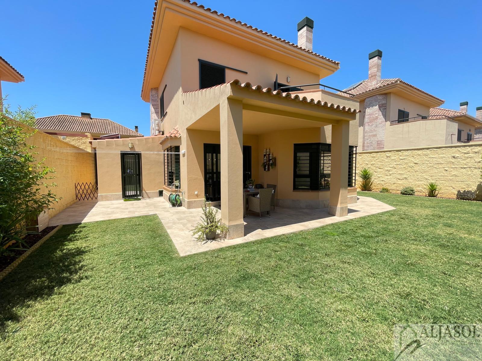 For sale of chalet in Palomares del Río