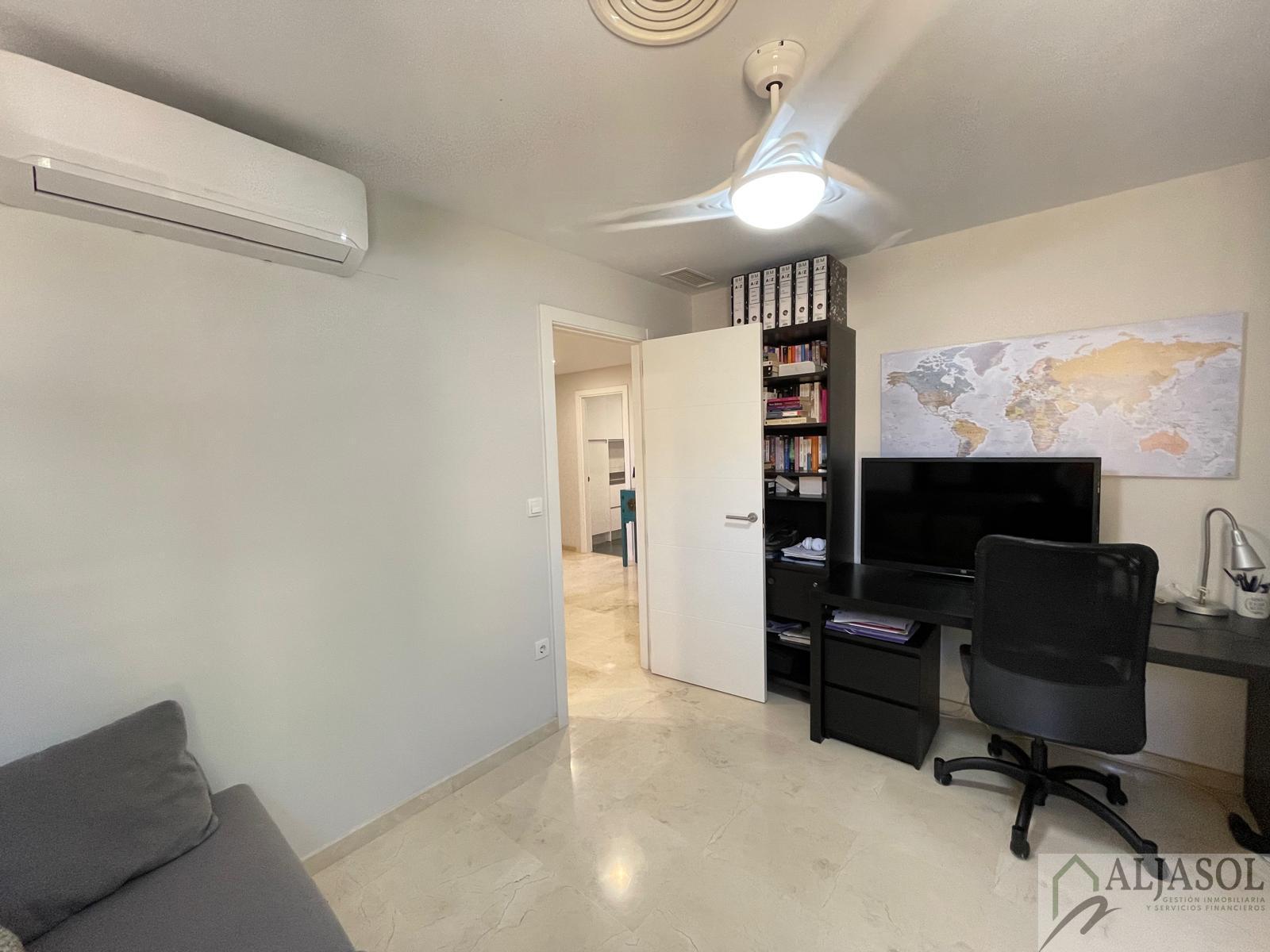 For sale of chalet in Palomares del Río
