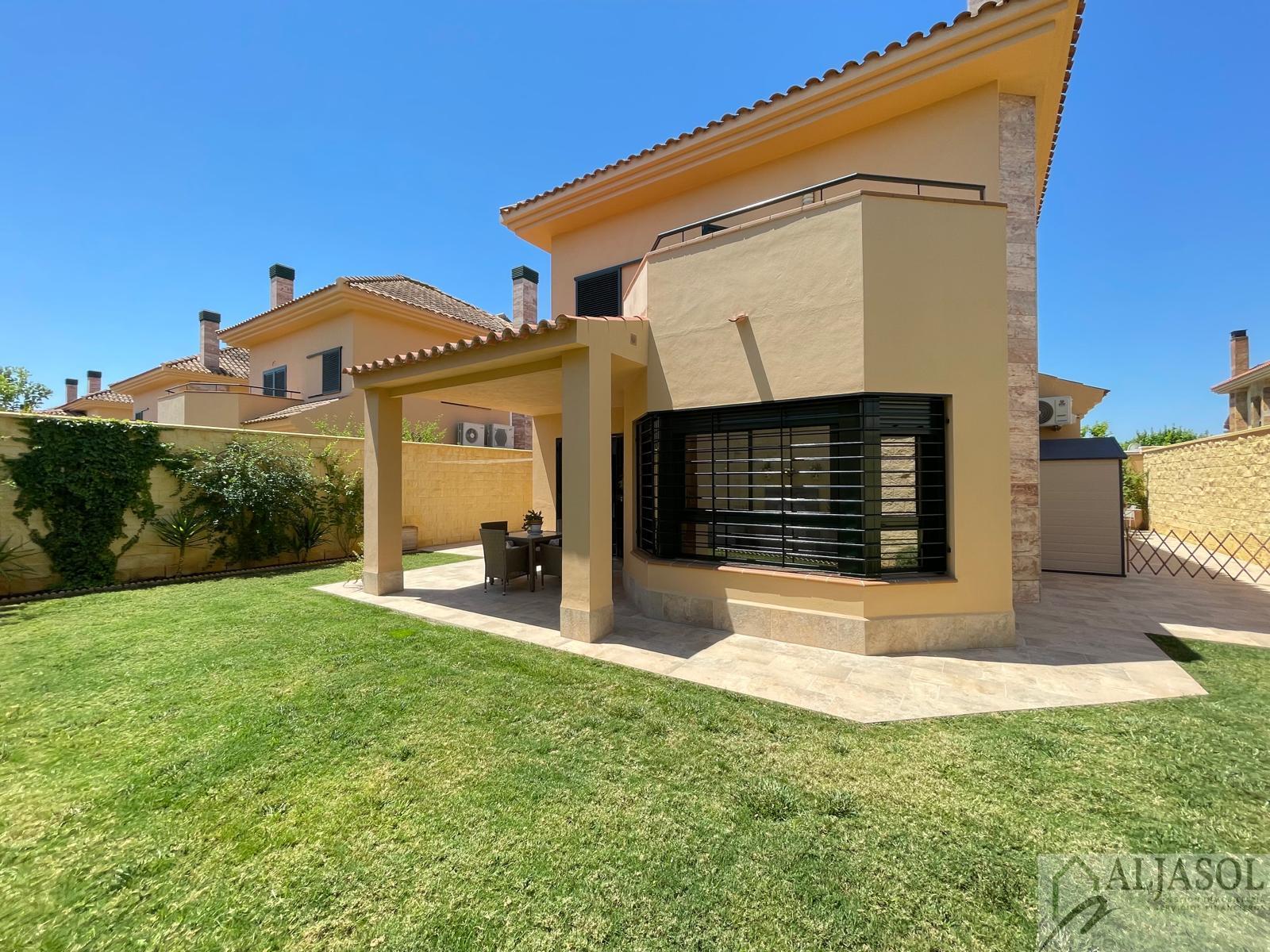 For sale of chalet in Palomares del Río