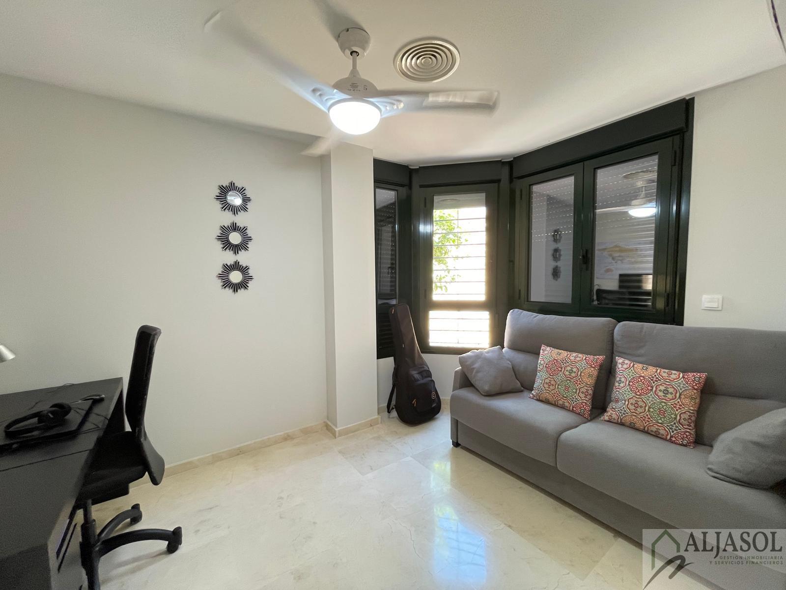 For sale of chalet in Palomares del Río
