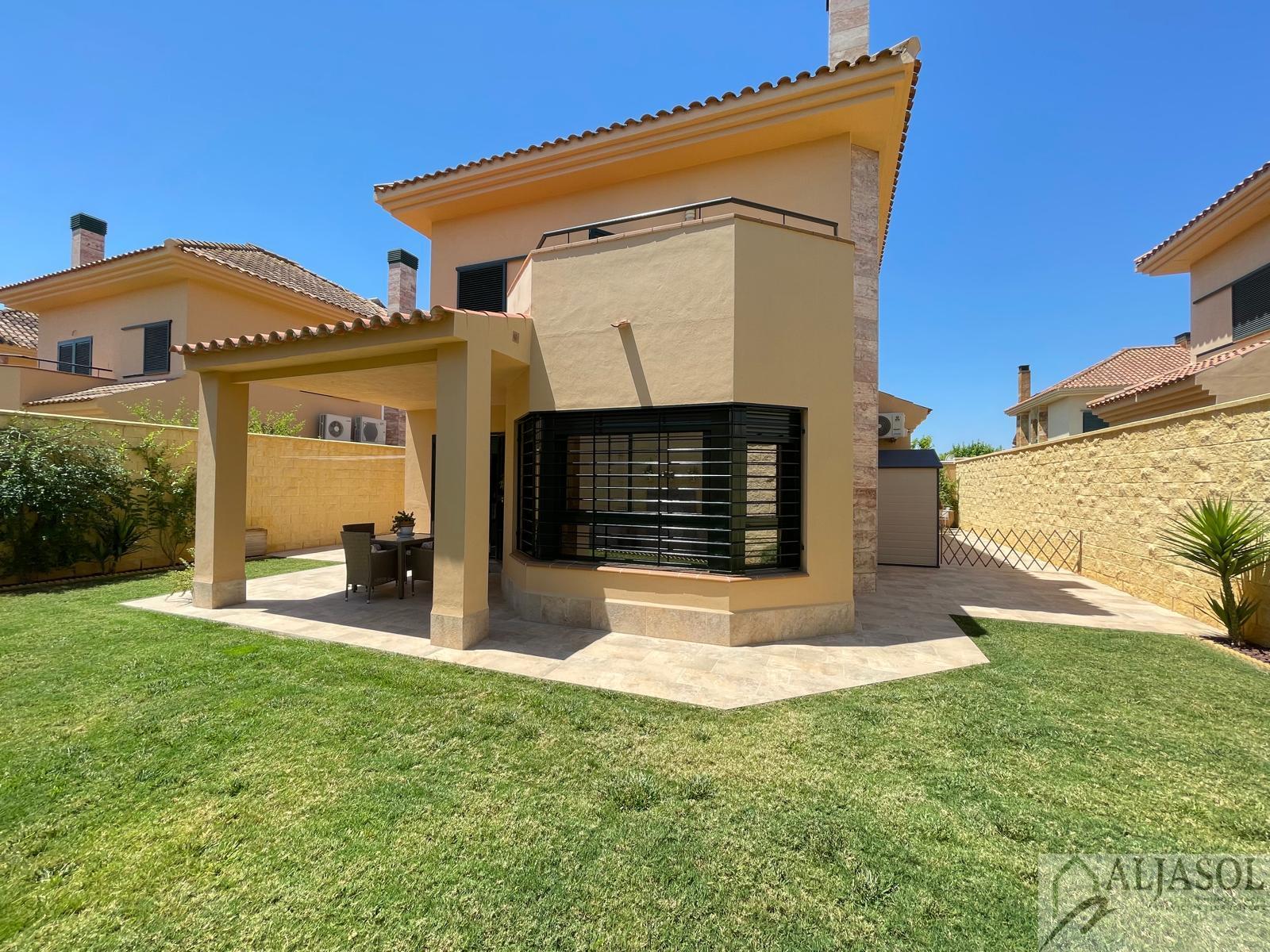 For sale of chalet in Palomares del Río
