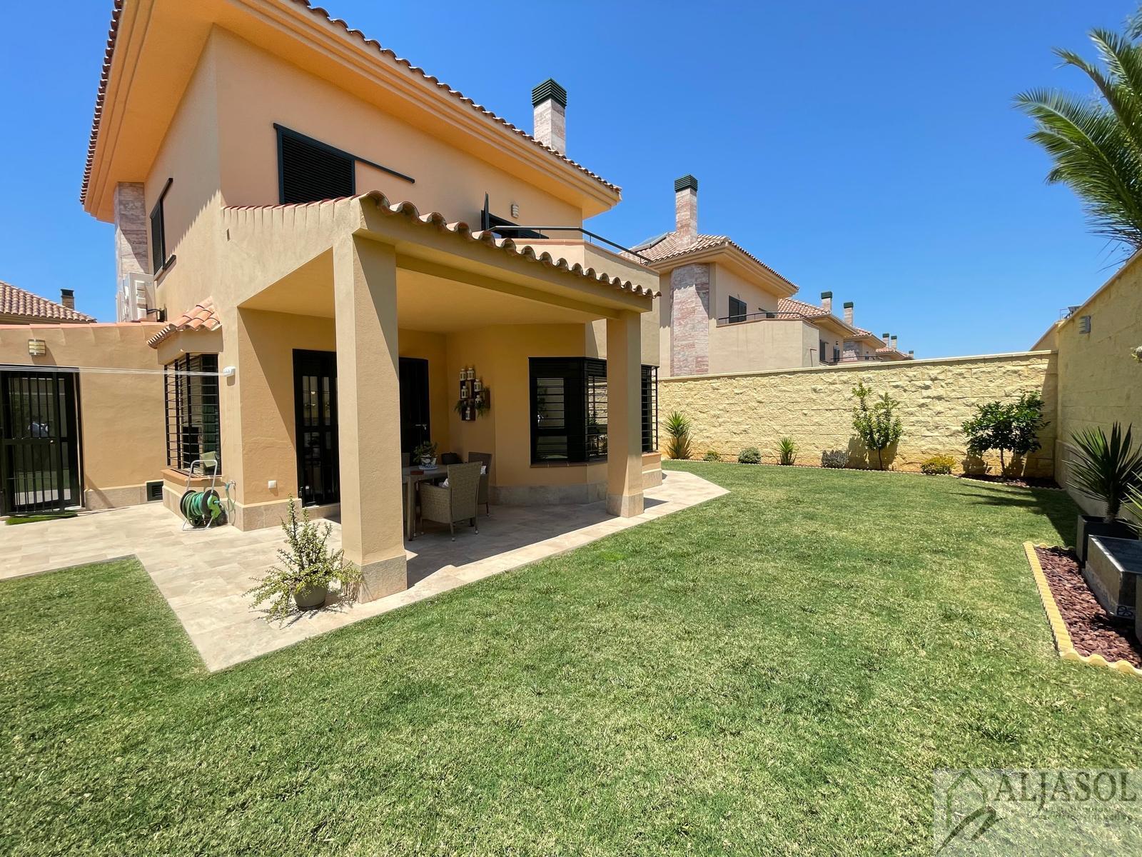 For sale of chalet in Palomares del Río