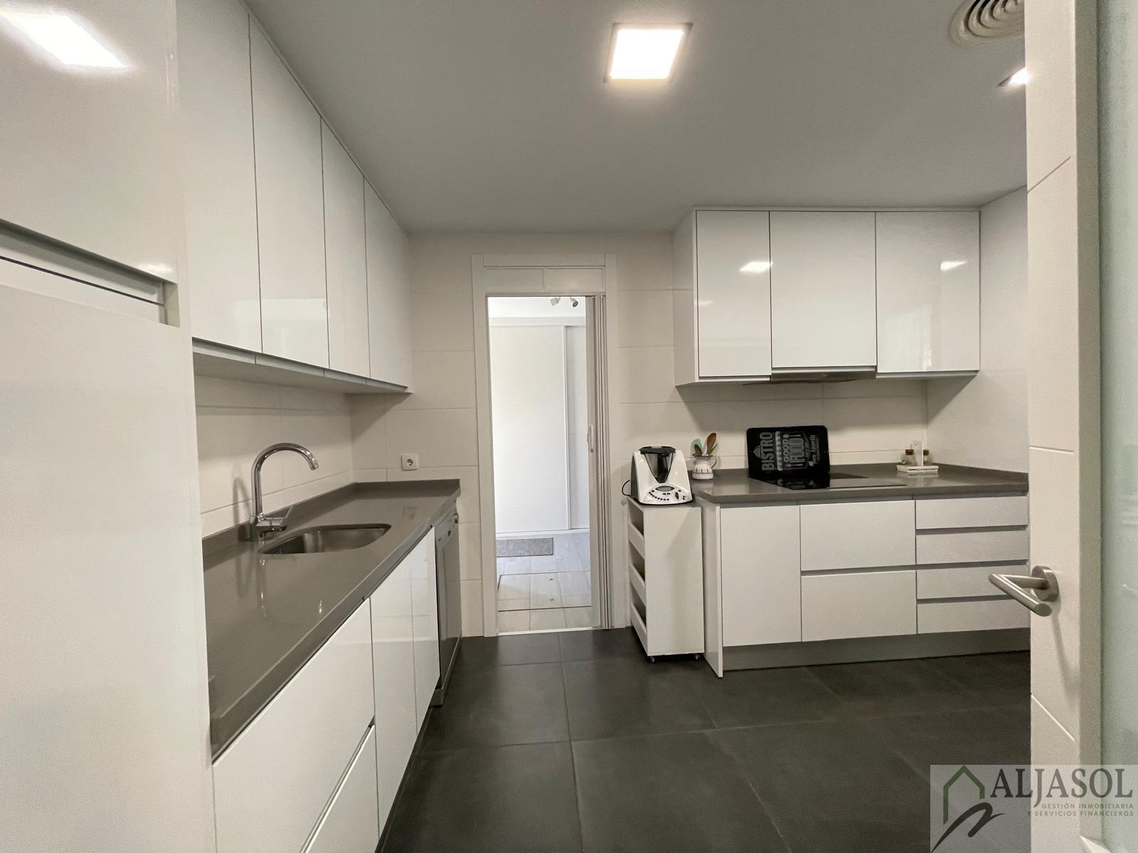 For sale of chalet in Palomares del Río