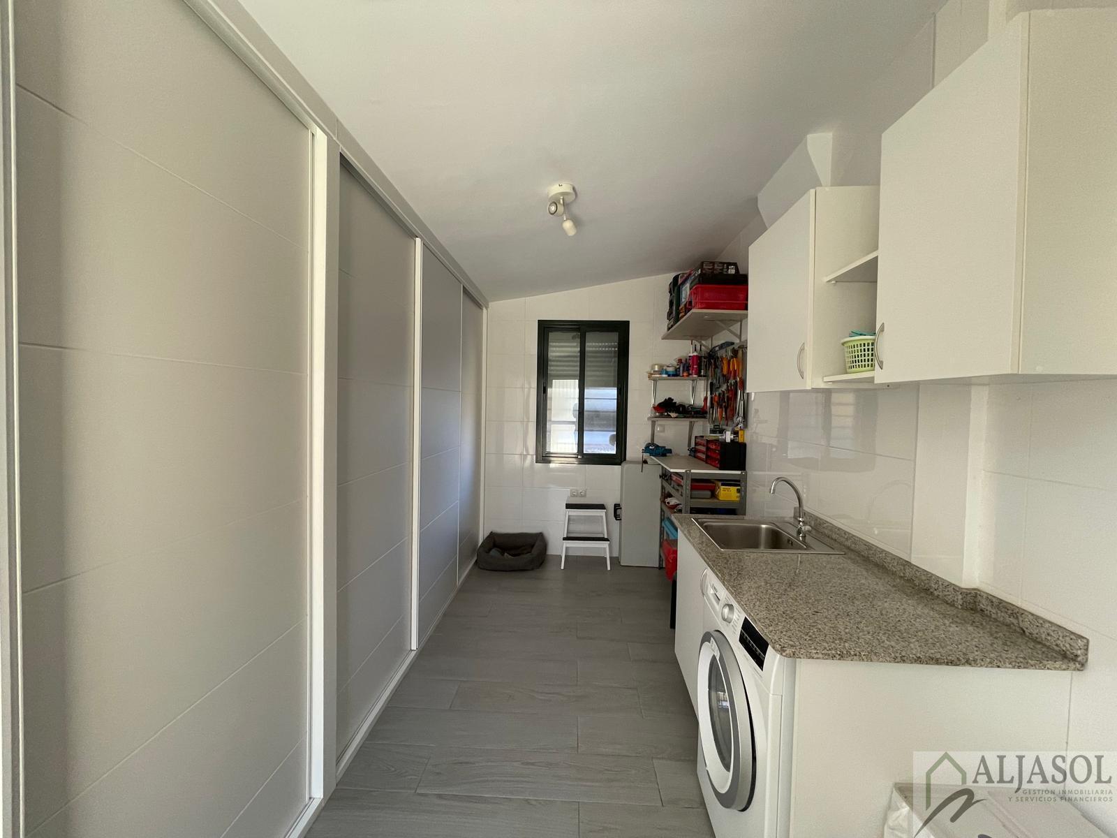 For sale of chalet in Palomares del Río