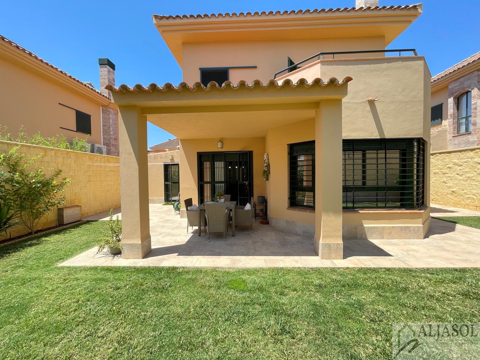 For sale of chalet in Palomares del Río