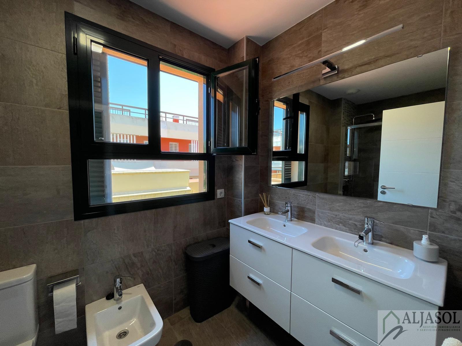 For sale of chalet in Palomares del Río