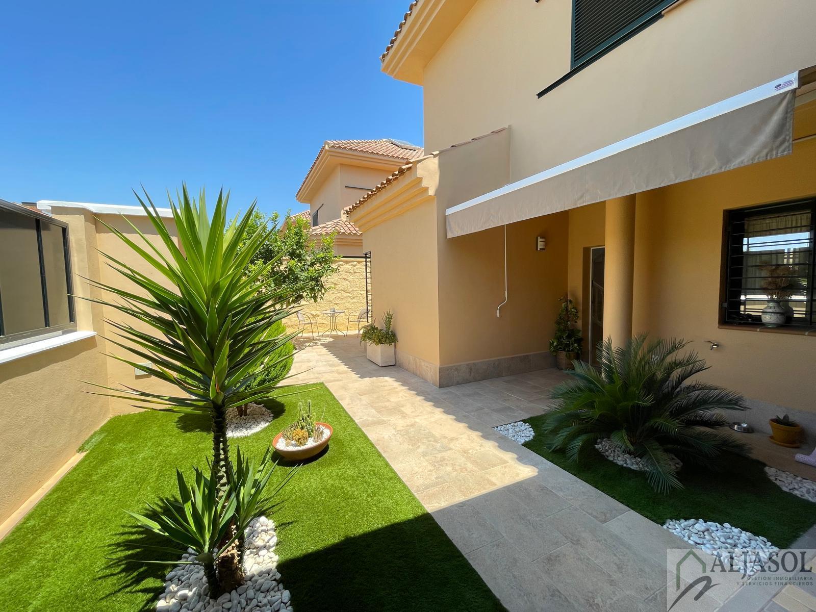 For sale of chalet in Palomares del Río