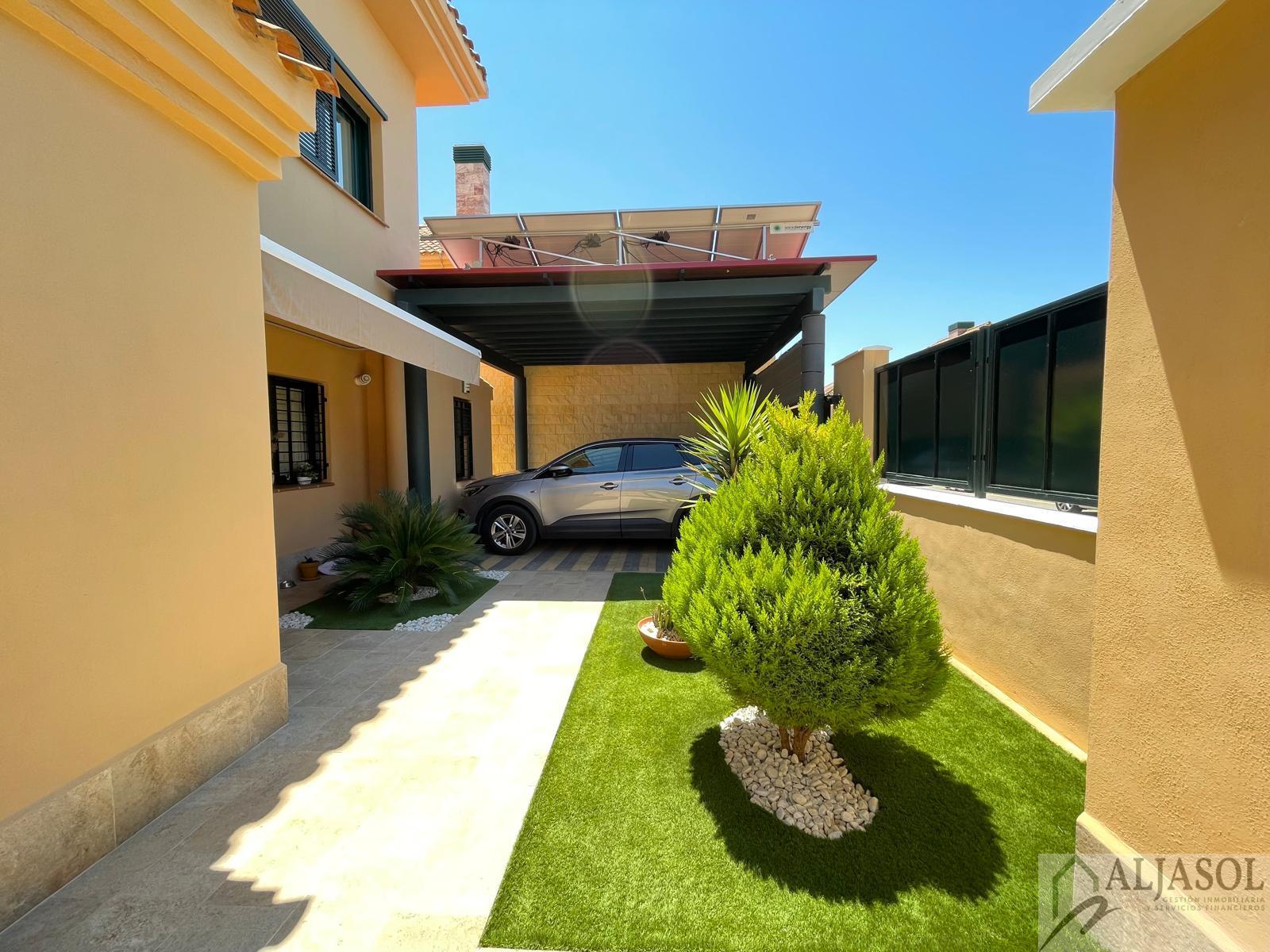 For sale of chalet in Palomares del Río