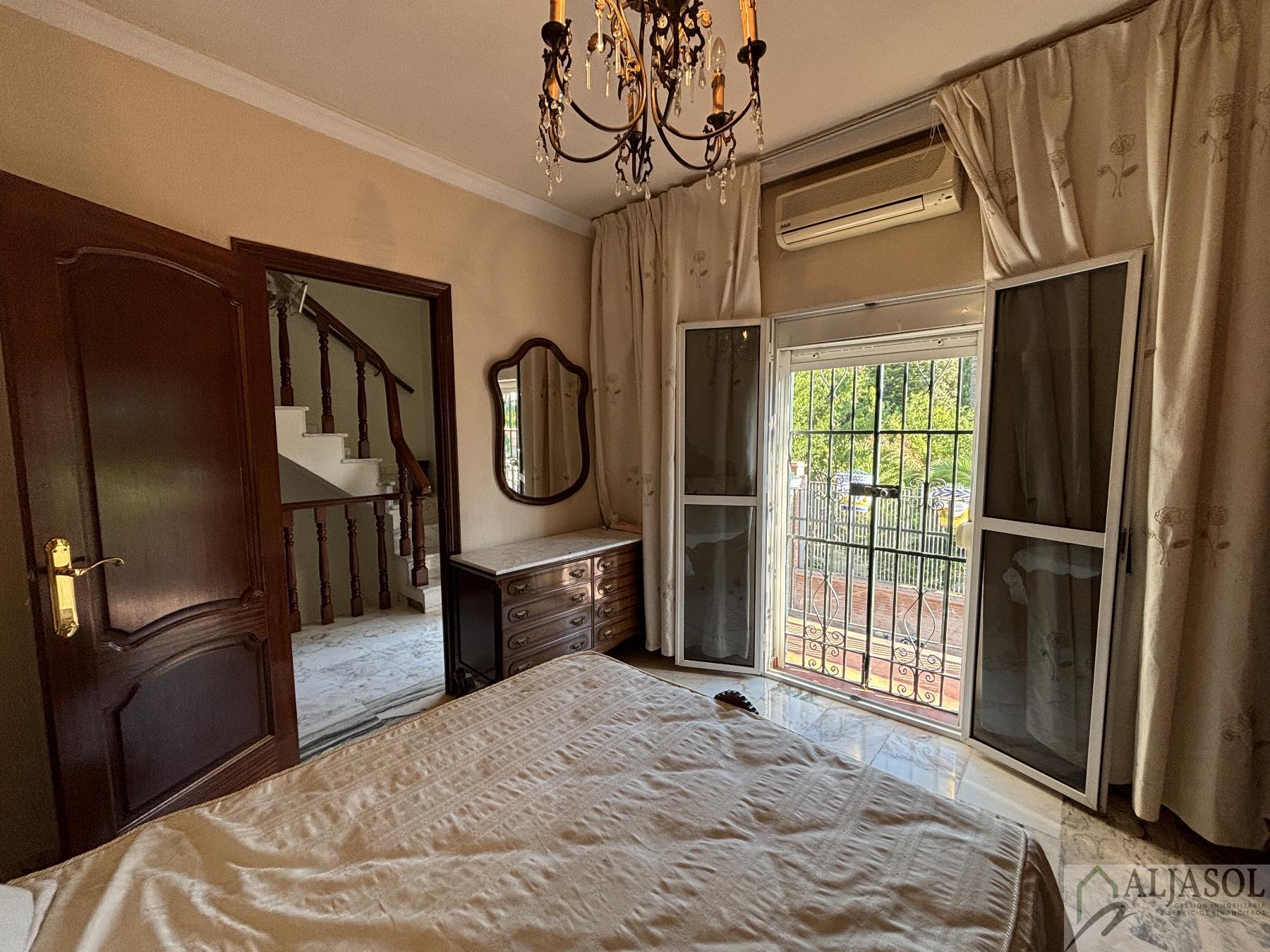 For sale of house in Castilleja de la Cuesta