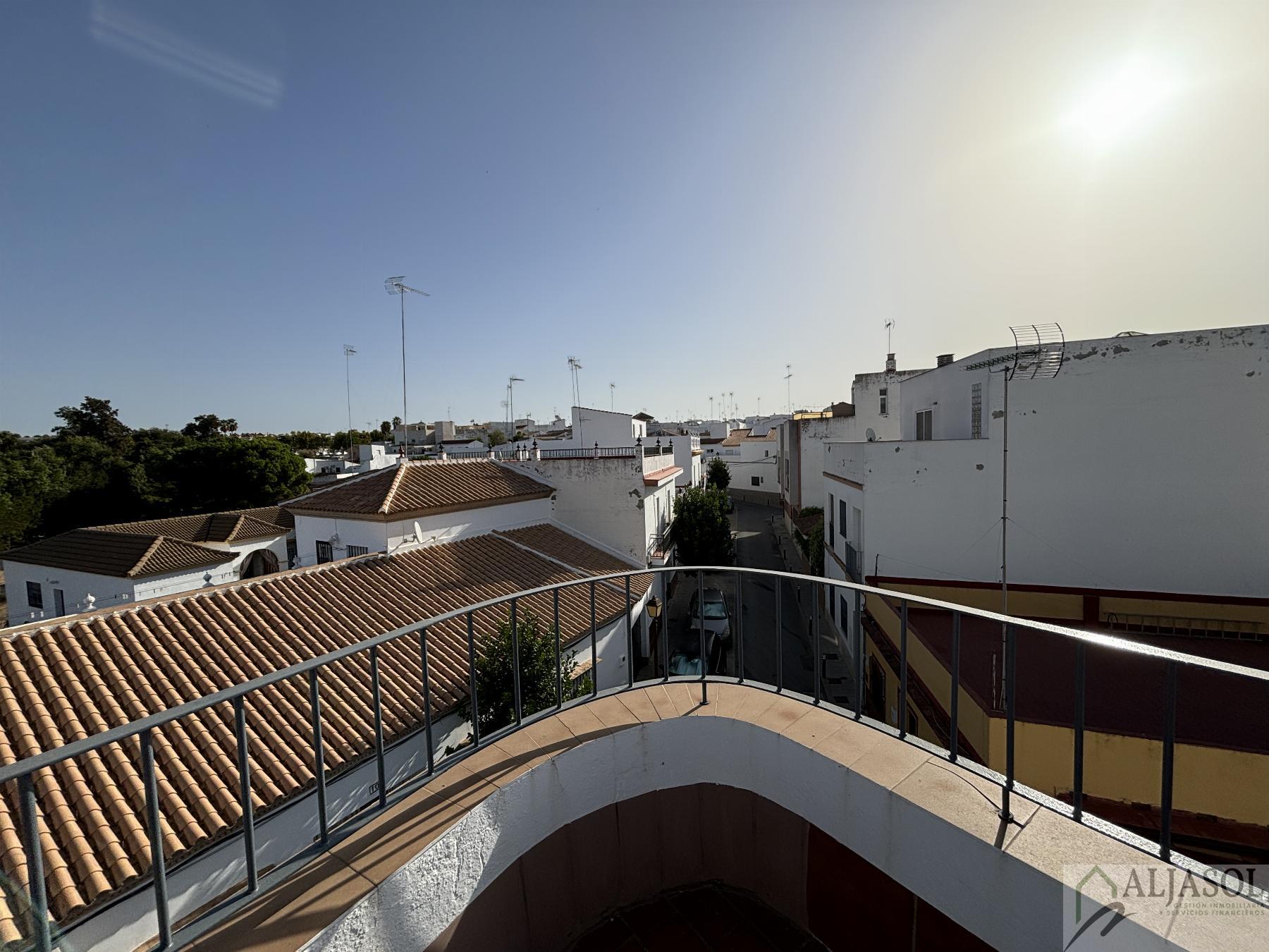 For sale of building in Sanlúcar la Mayor