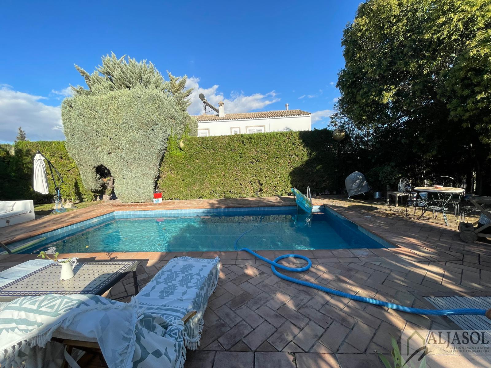 For sale of chalet in Palomares del Río