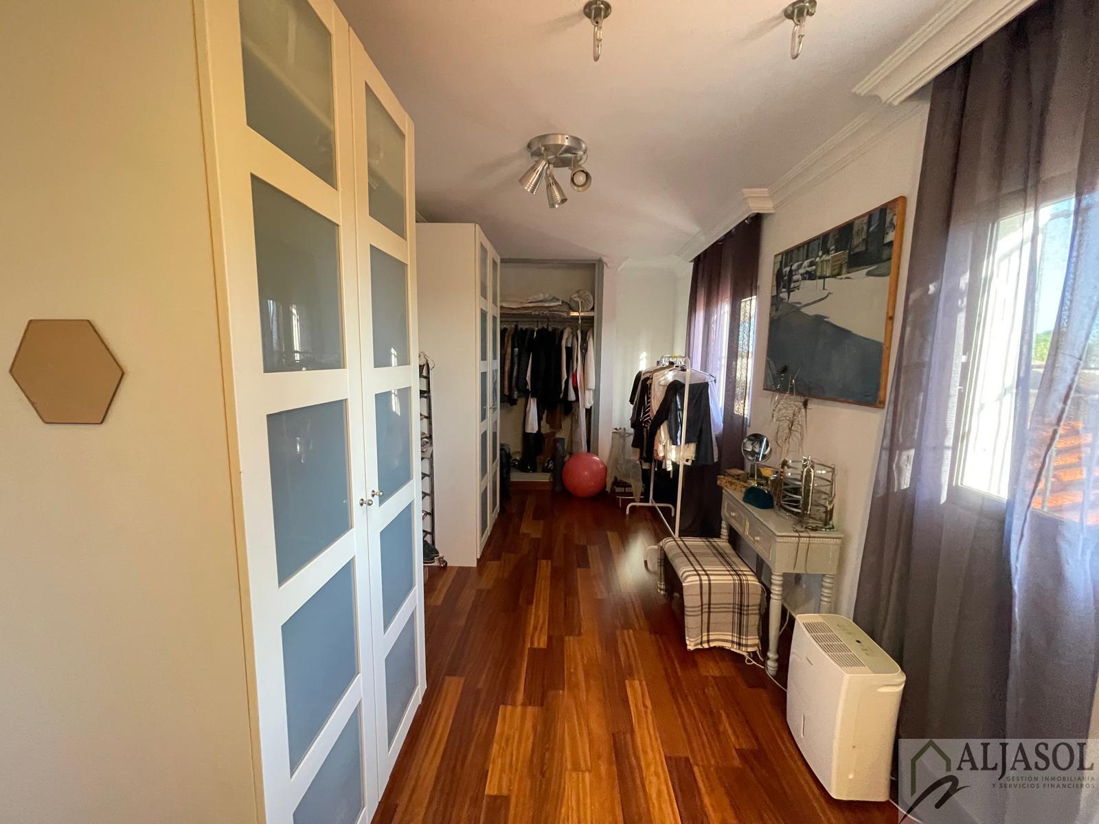 For sale of chalet in Palomares del Río