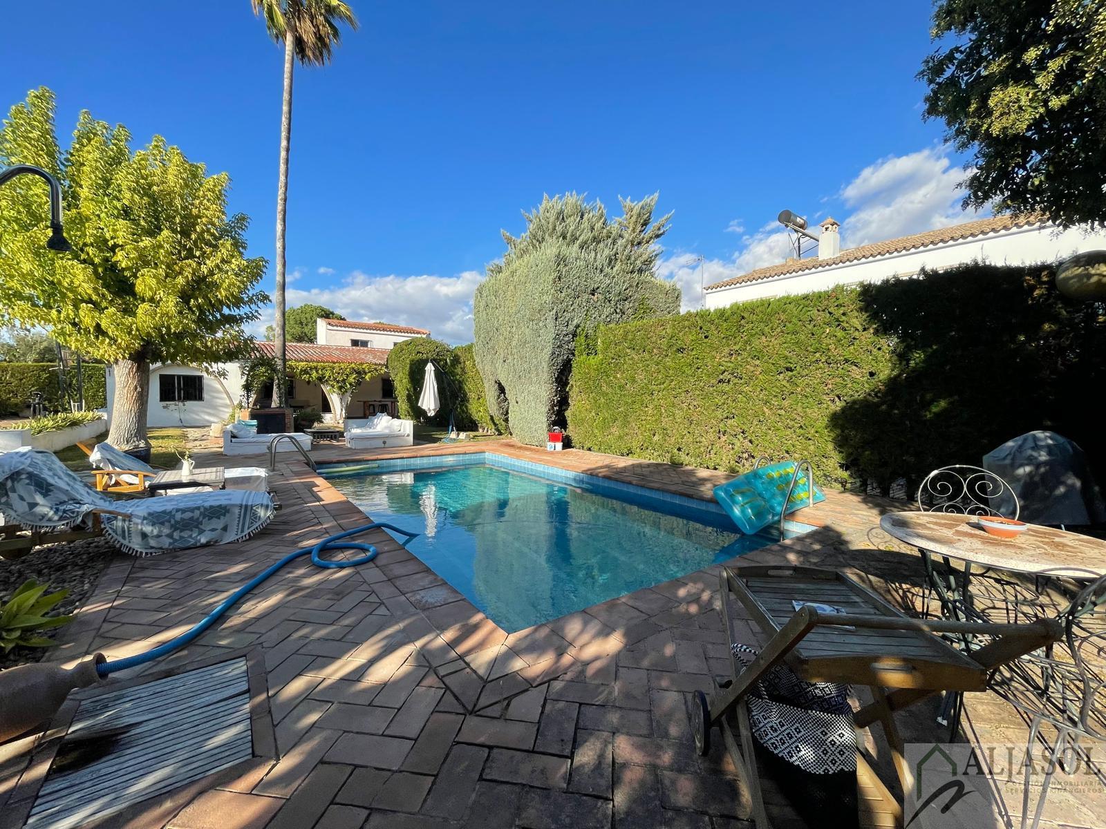 For sale of chalet in Palomares del Río