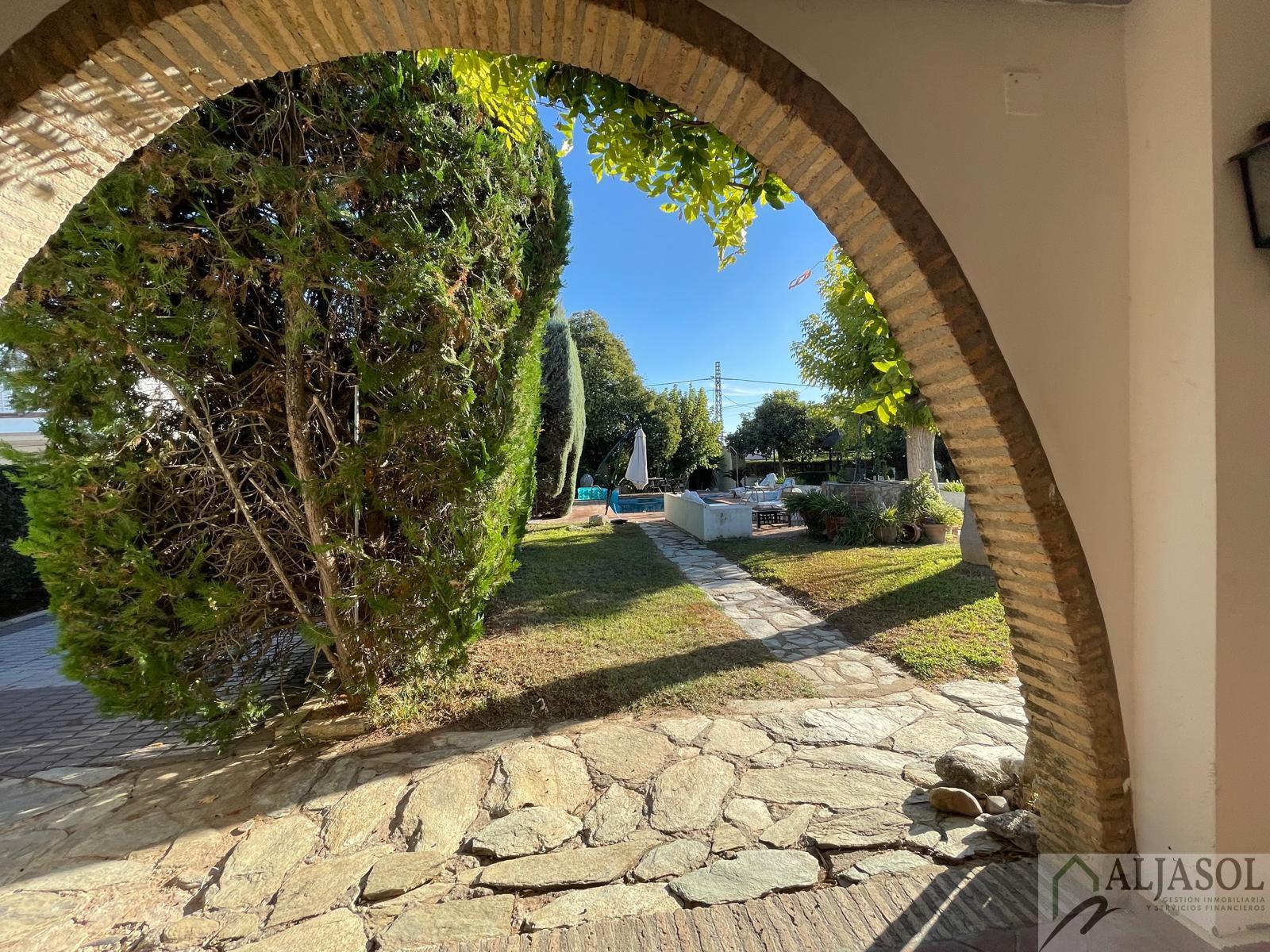 For sale of chalet in Palomares del Río