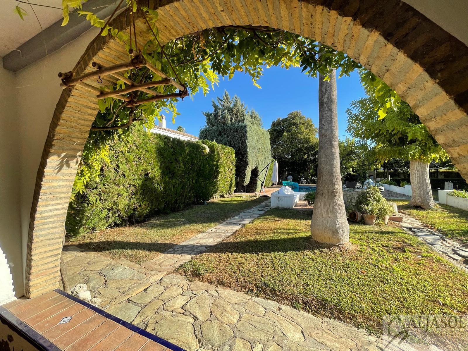 For sale of chalet in Palomares del Río