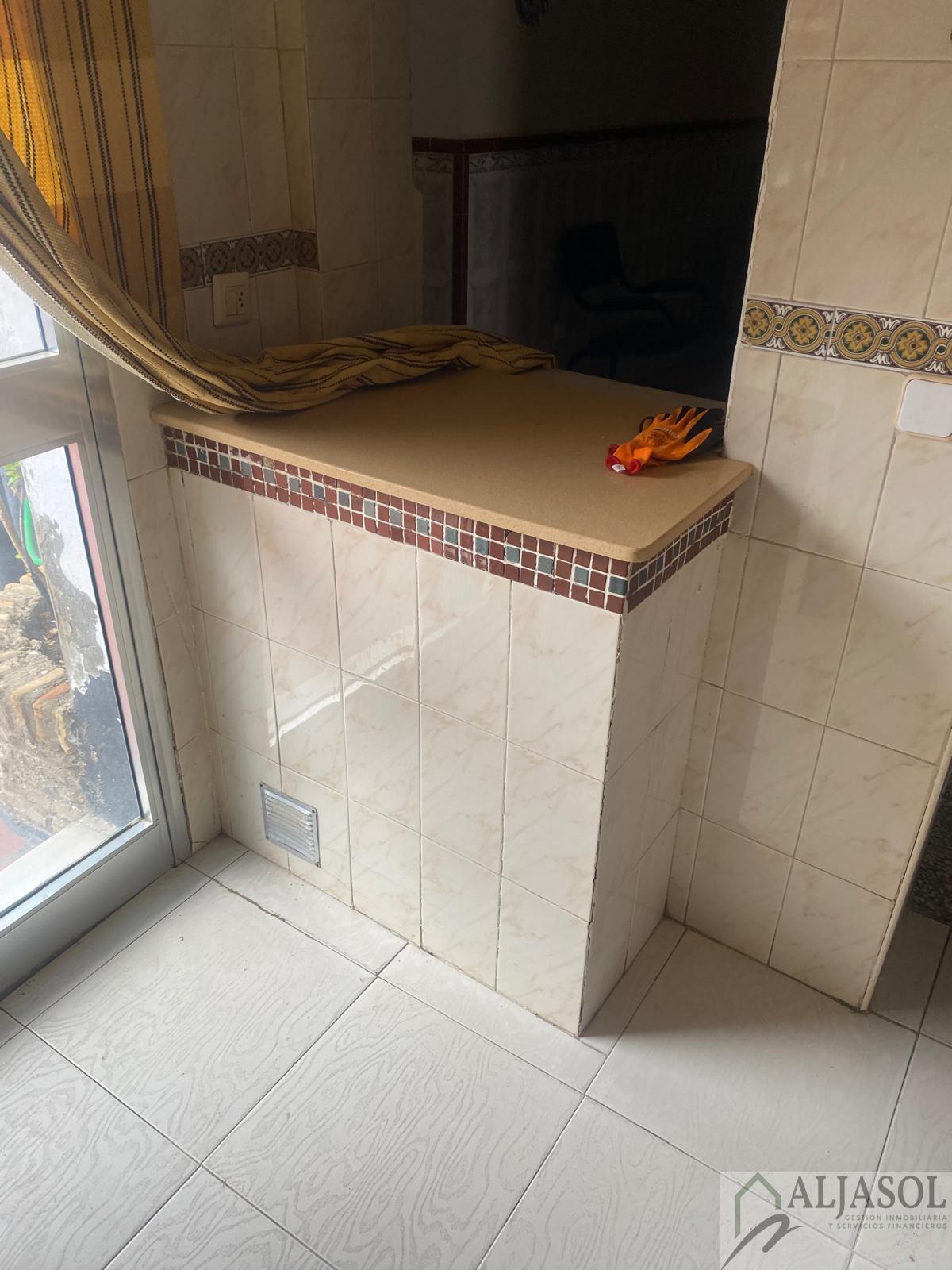 For sale of house in Salteras