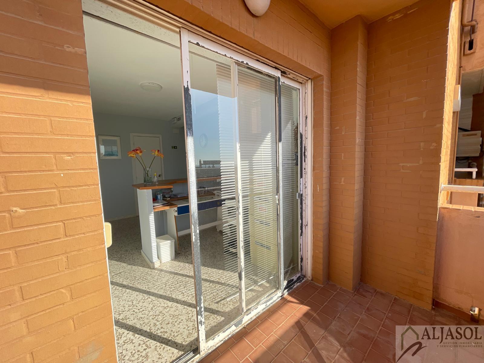 For sale of flat in Tomares