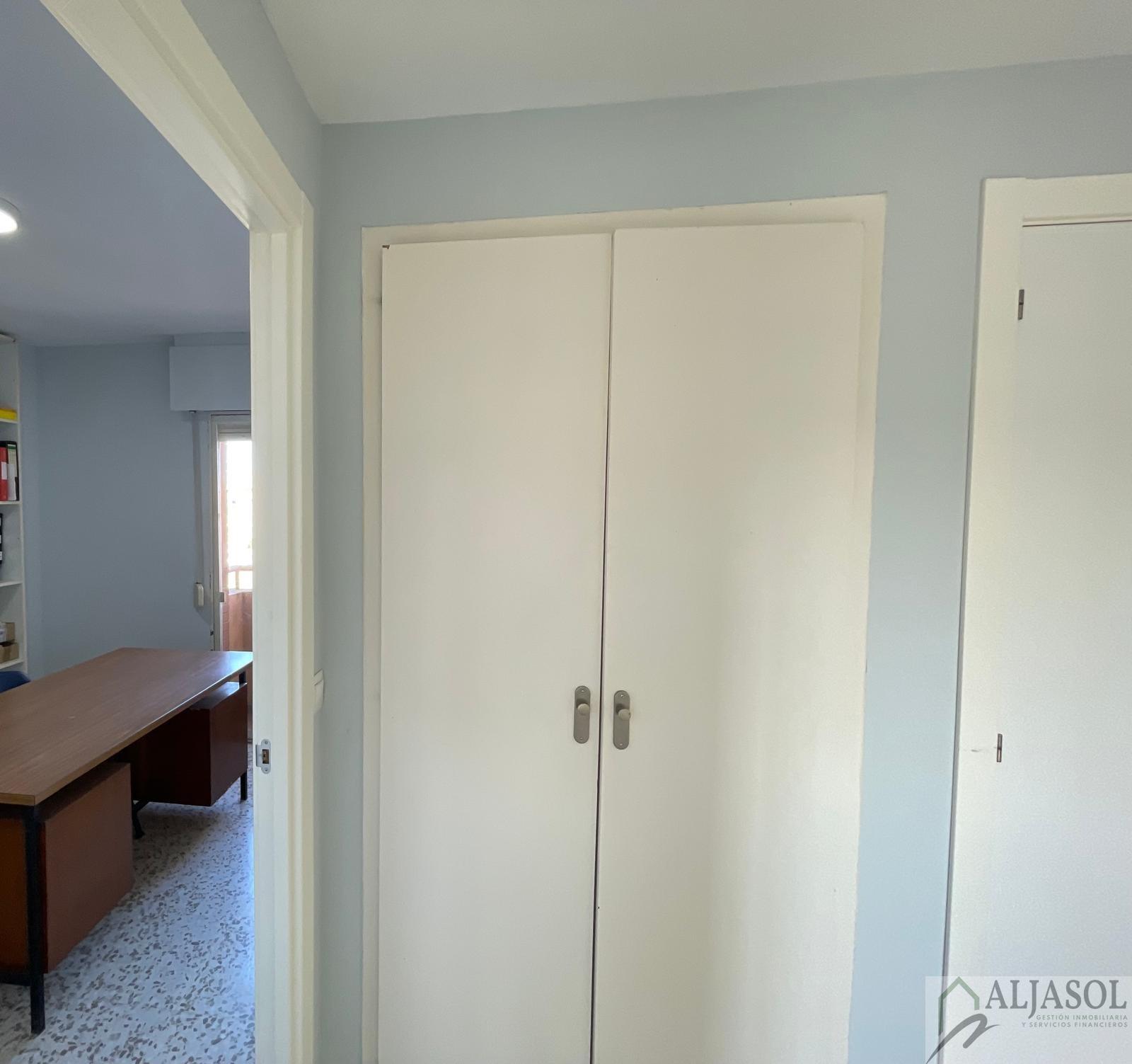 For sale of flat in Tomares