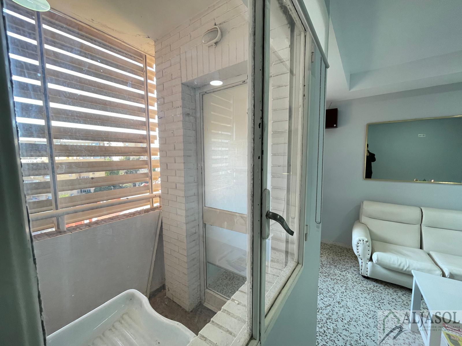 For sale of flat in Tomares