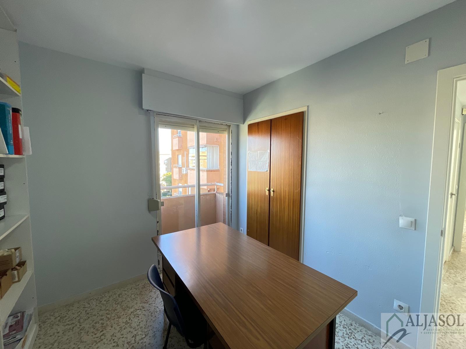 For sale of flat in Tomares