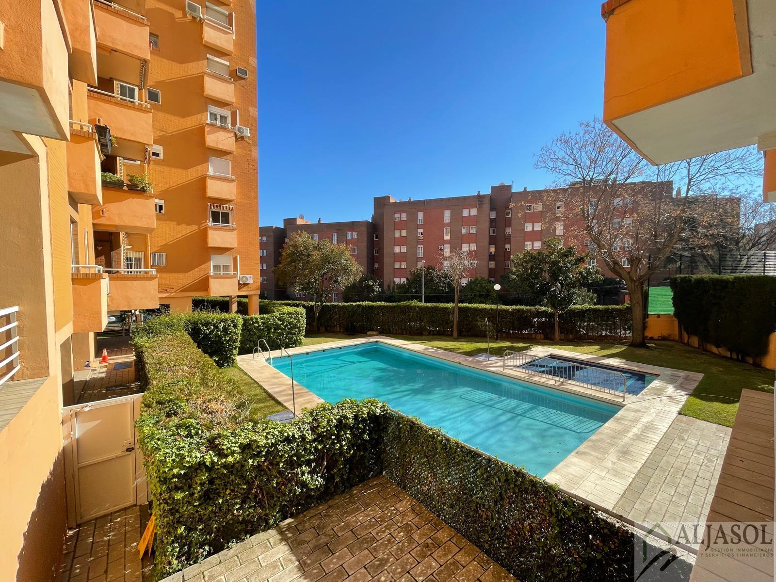 For sale of flat in Tomares