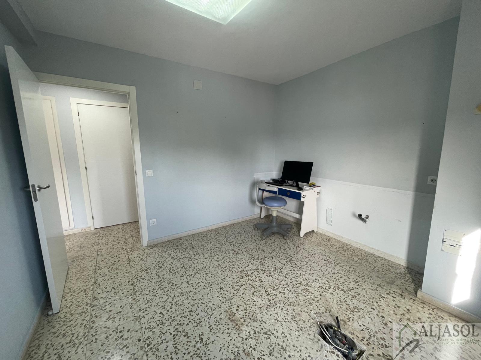 For sale of flat in Tomares