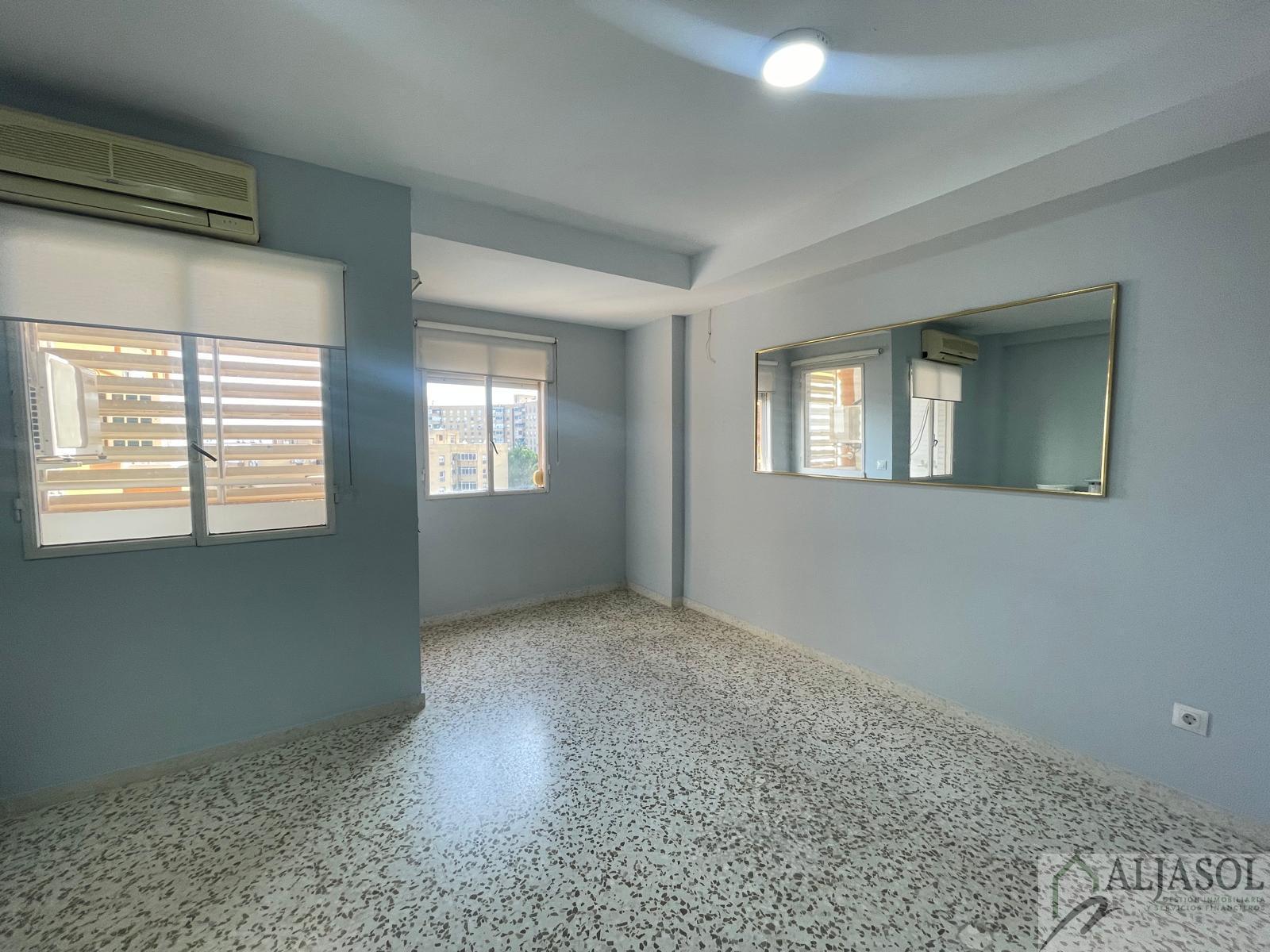 For sale of flat in Tomares