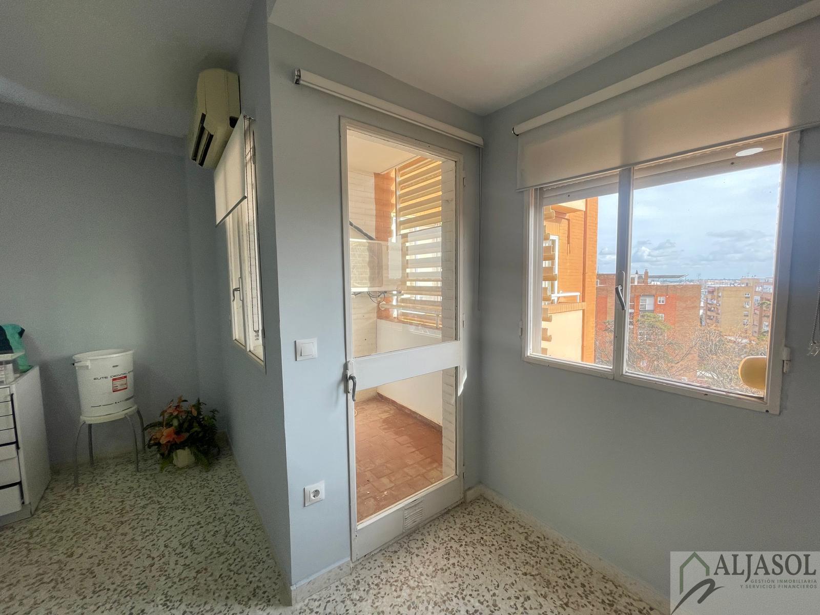 For sale of flat in Tomares