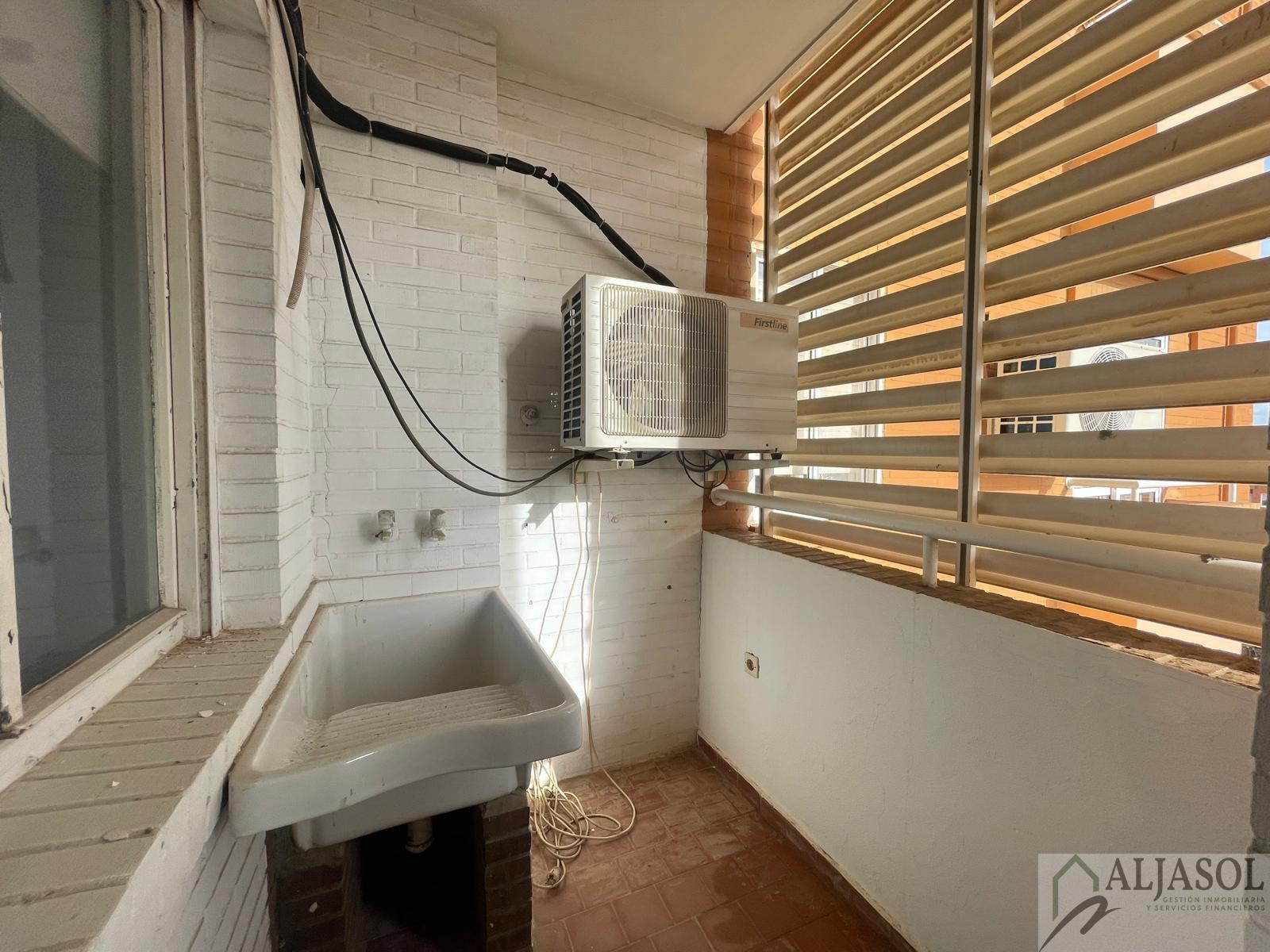 For sale of flat in Tomares