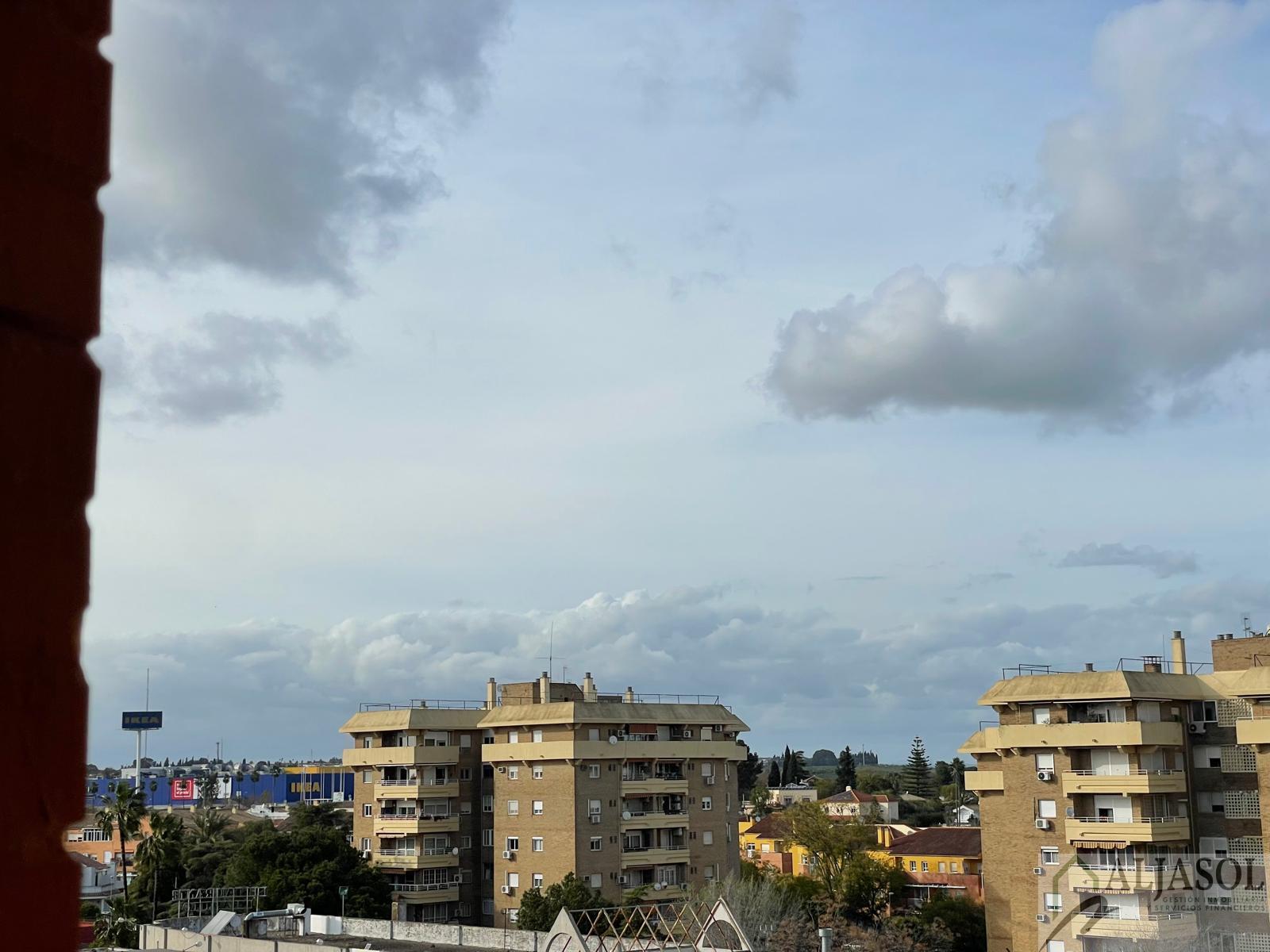 For sale of flat in Tomares