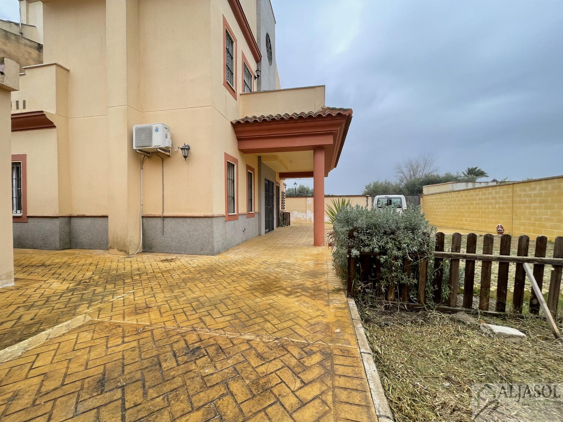 For sale of house in Salteras