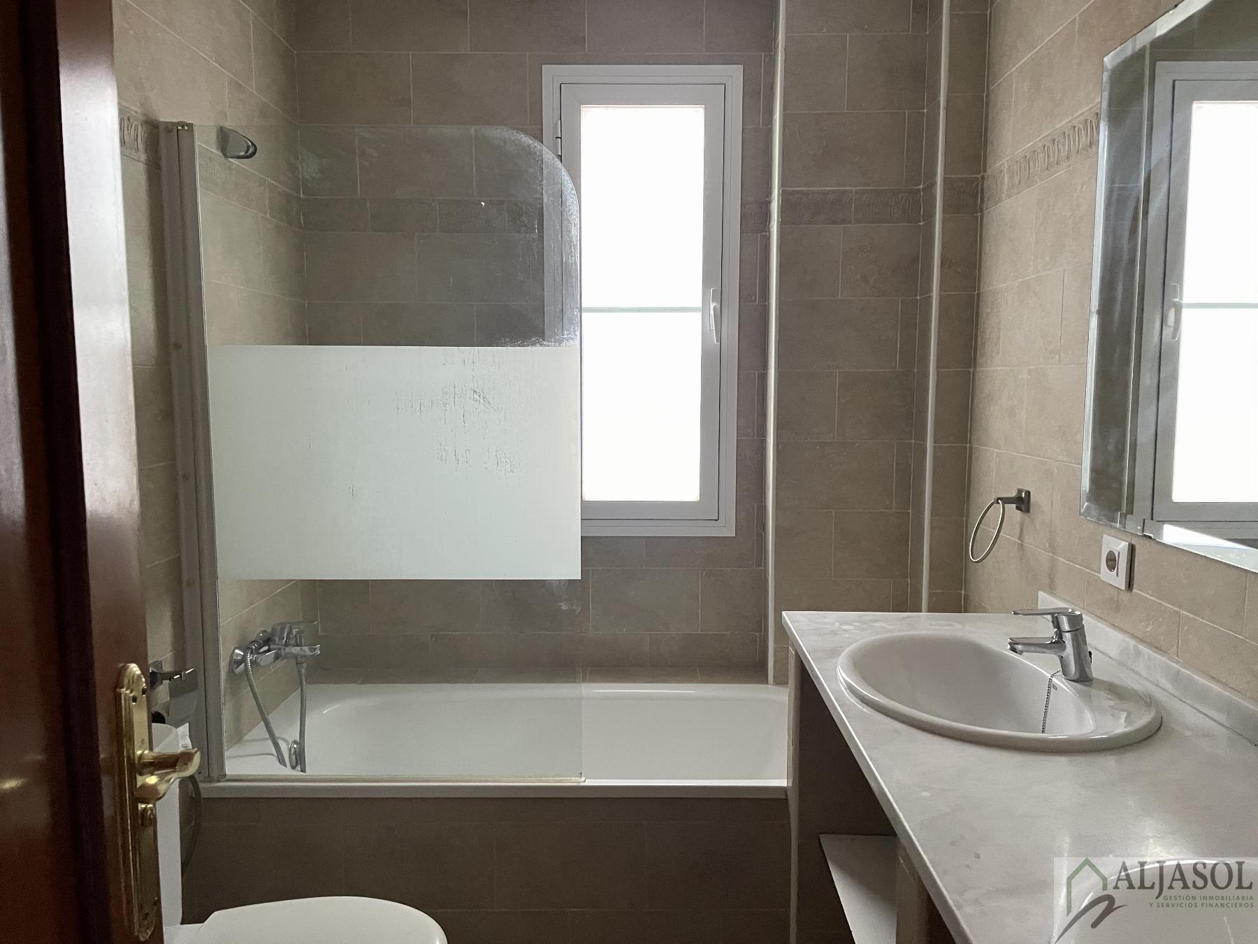 For sale of house in Salteras