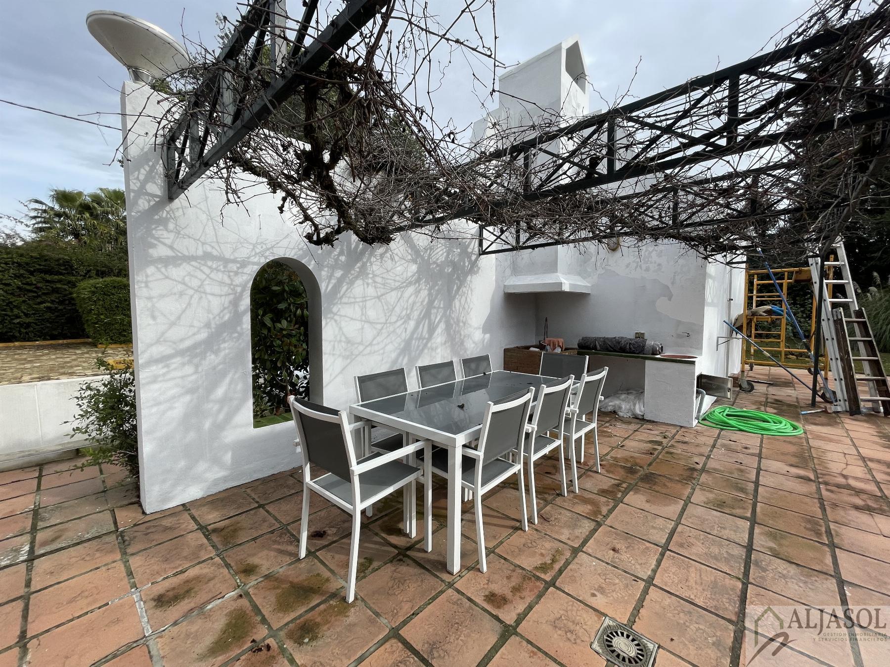 Venta de chalet en Sanlúcar la Mayor