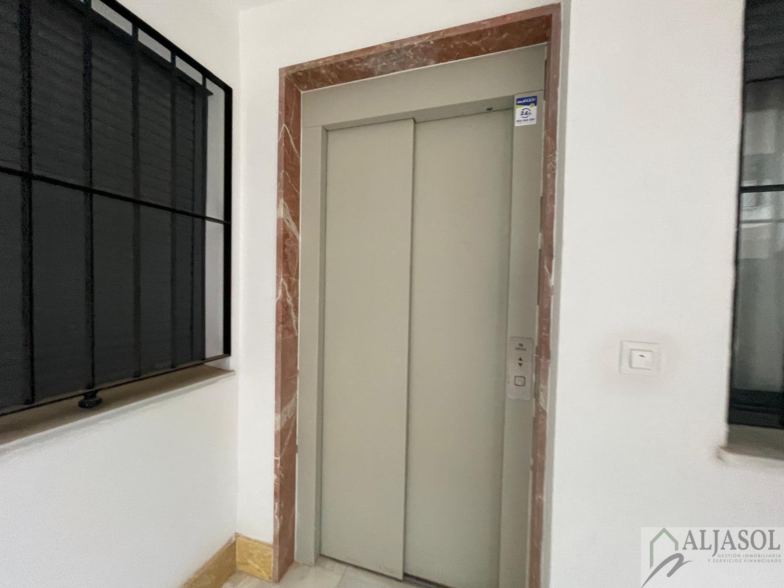 For sale of flat in Sanlúcar la Mayor