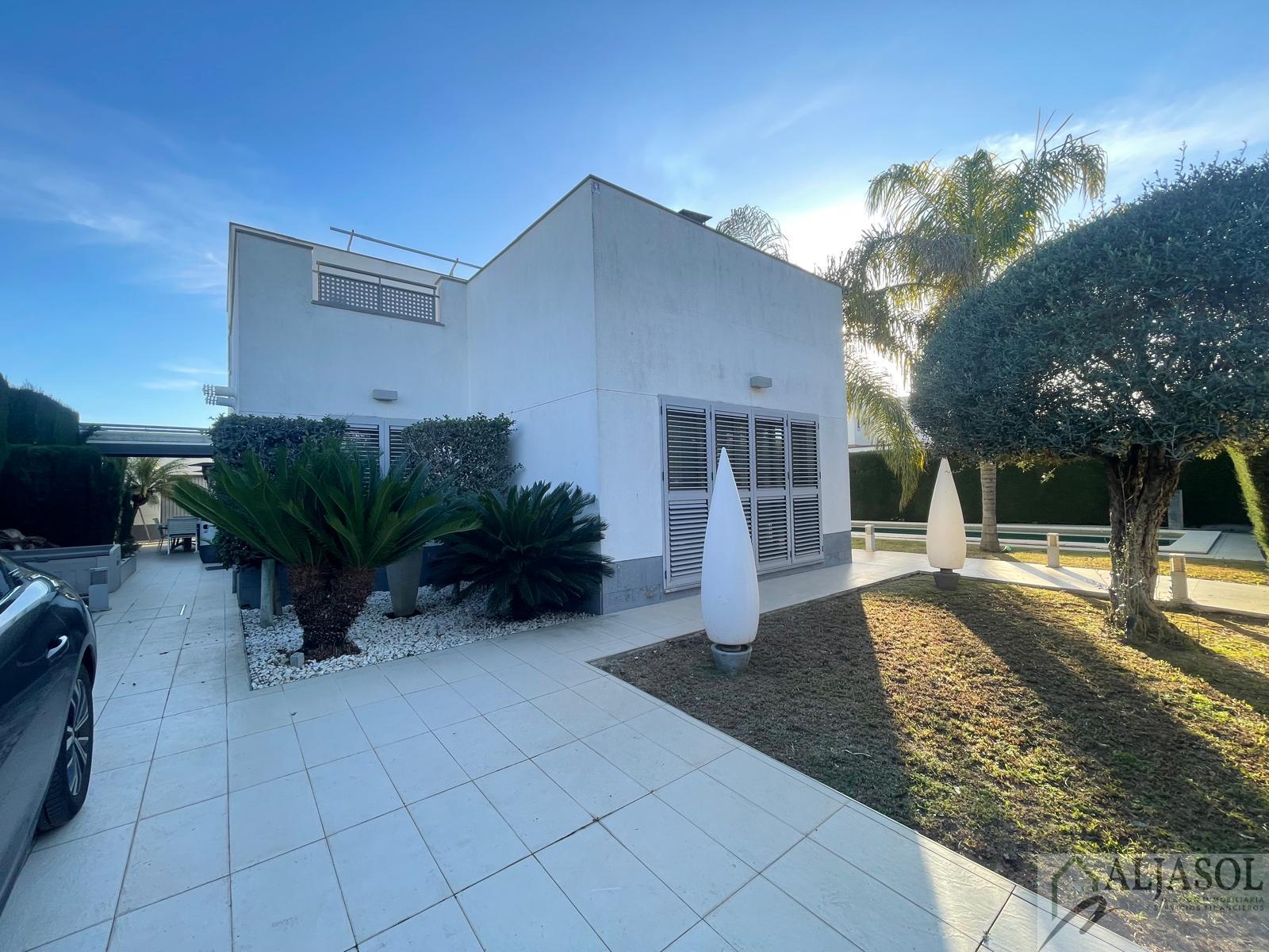 For sale of chalet in Espartinas
