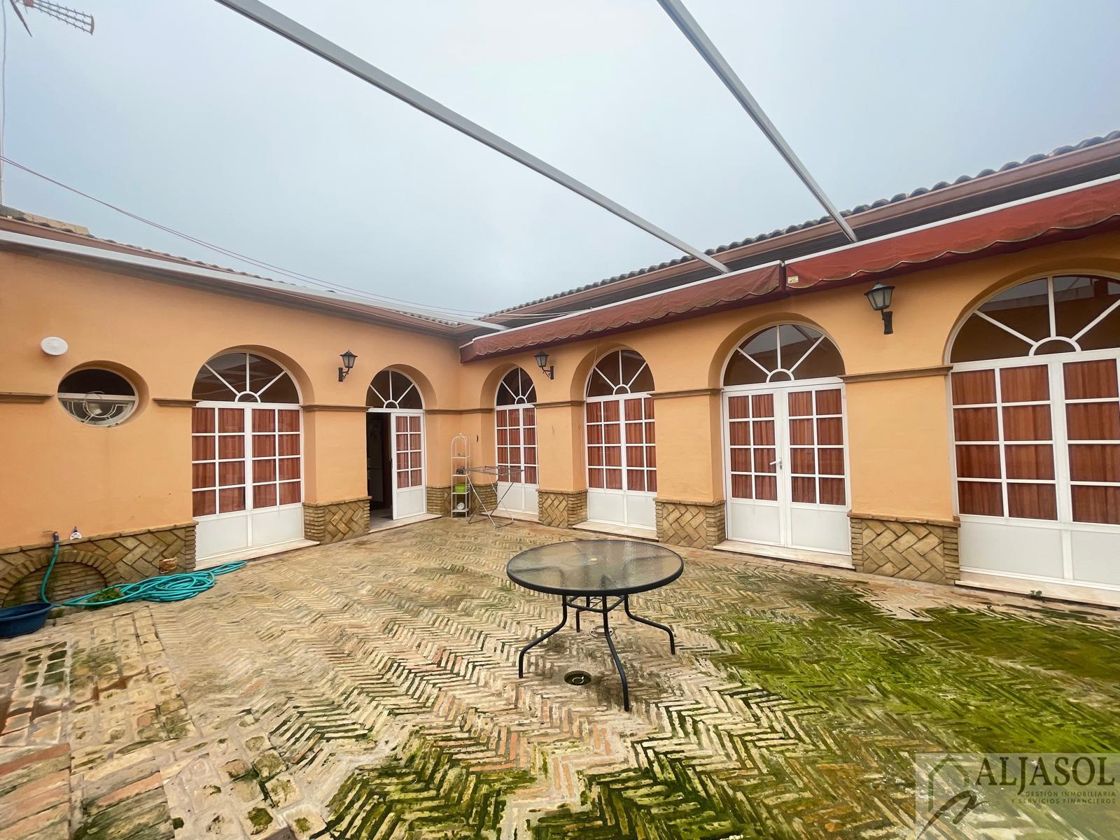For sale of chalet in Villanueva del Ariscal