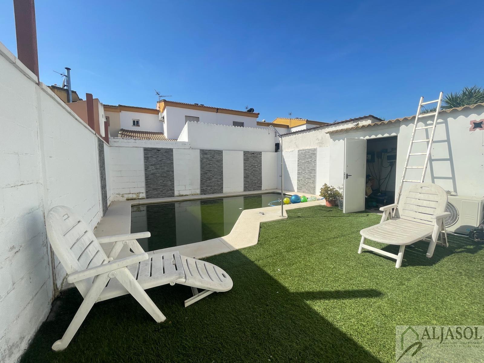 For sale of house in Villanueva del Ariscal