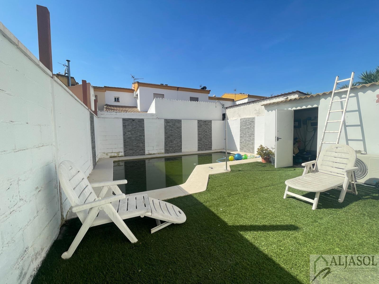 For sale of house in Villanueva del Ariscal