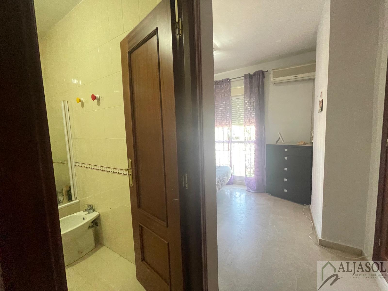 For sale of house in Villanueva del Ariscal