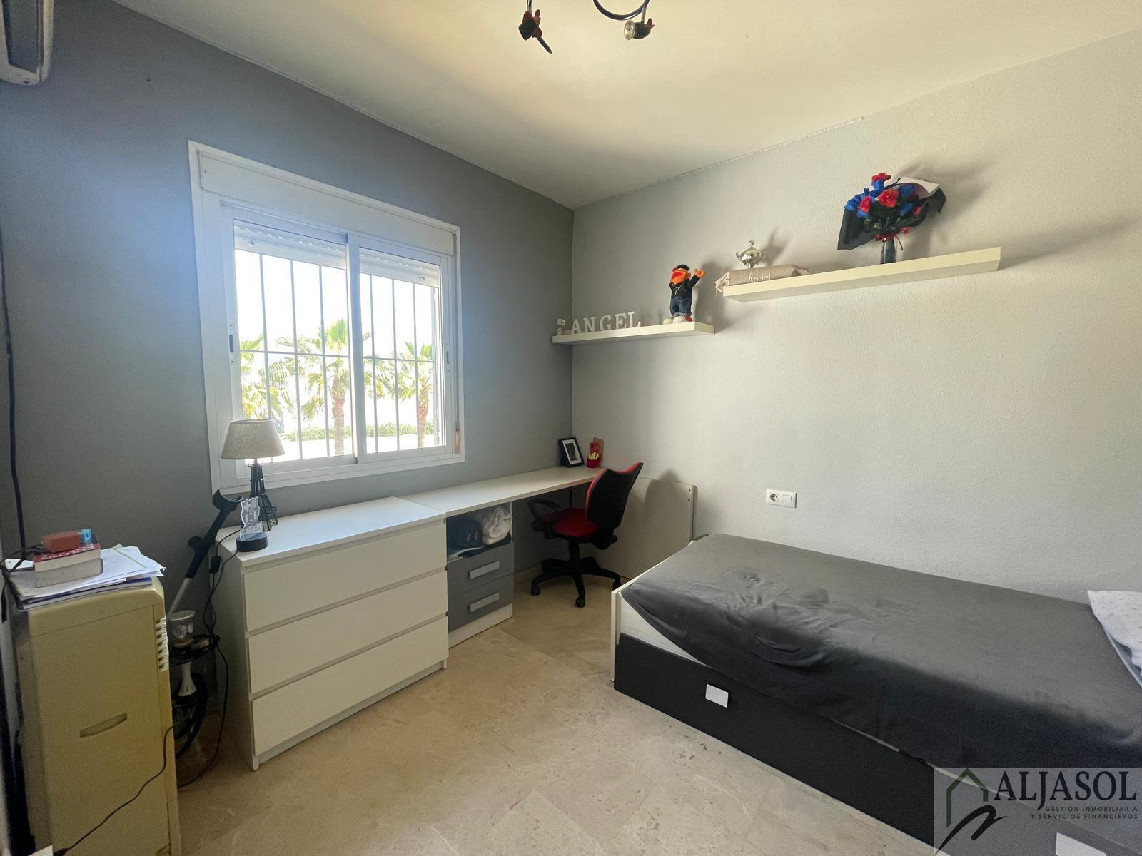 For sale of house in Villanueva del Ariscal