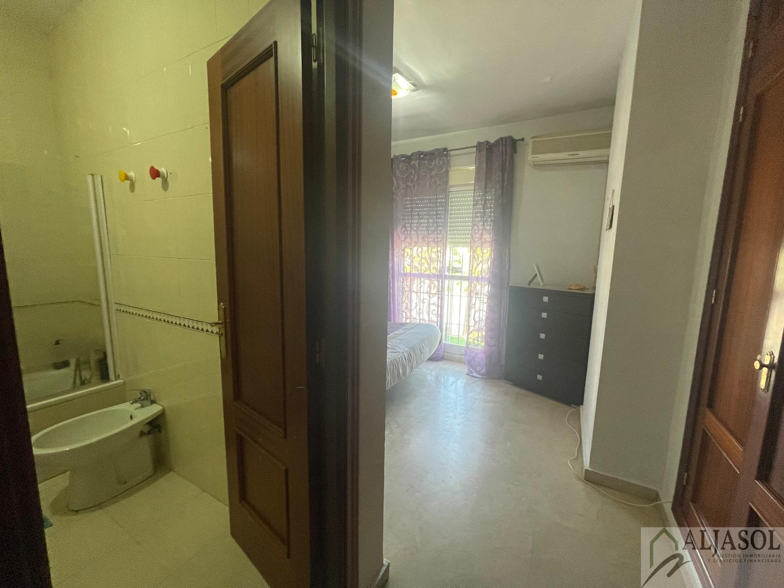 For sale of house in Villanueva del Ariscal