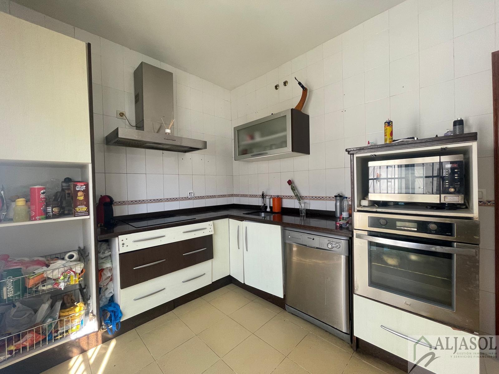 For sale of house in Villanueva del Ariscal