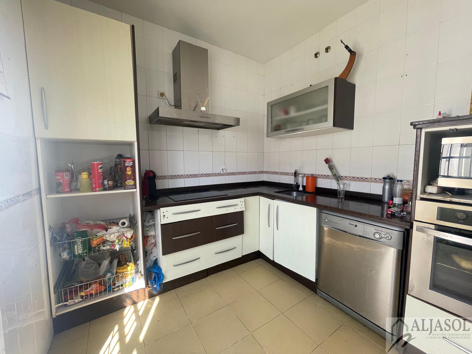 For sale of house in Villanueva del Ariscal