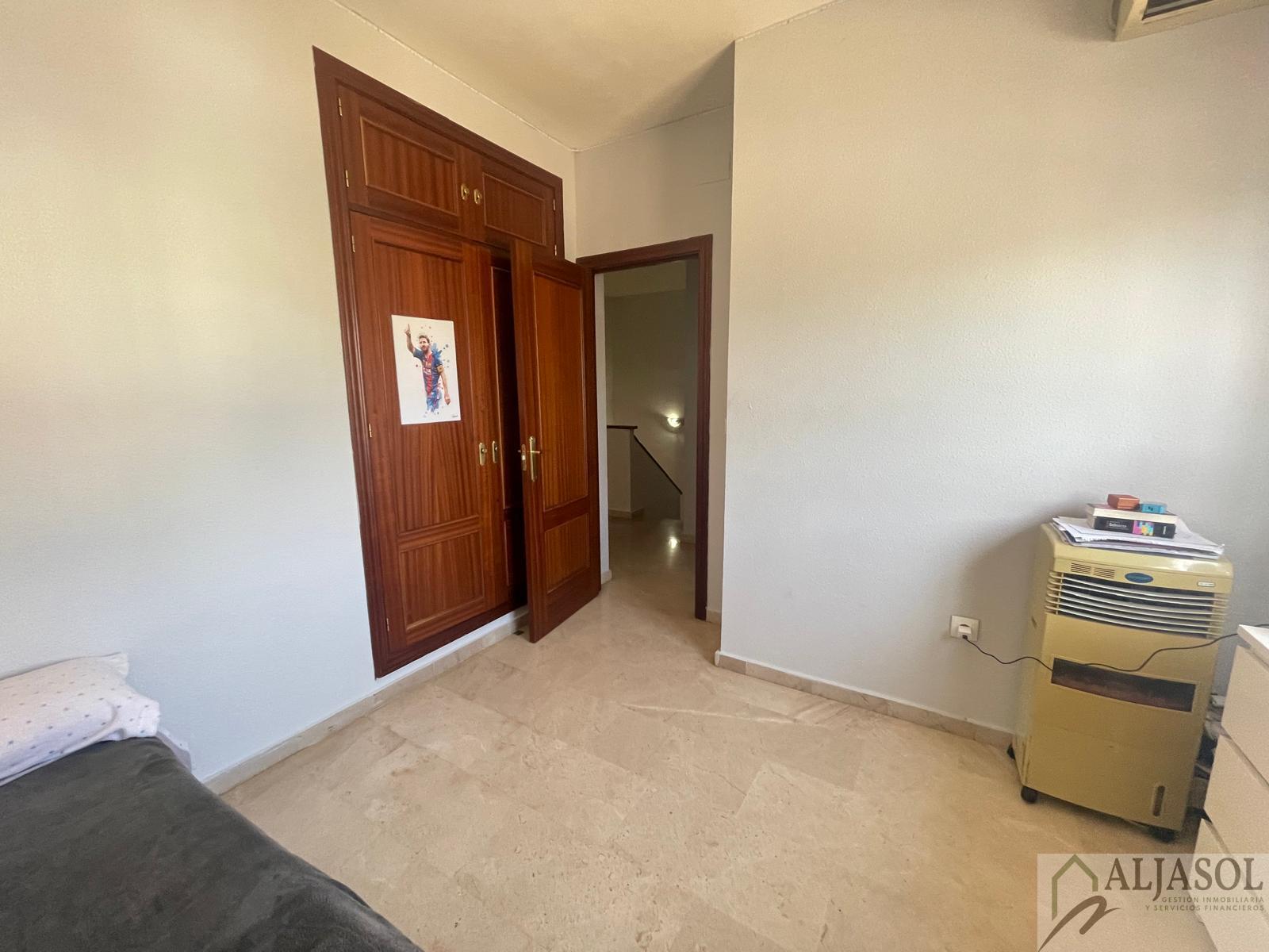 For sale of house in Villanueva del Ariscal