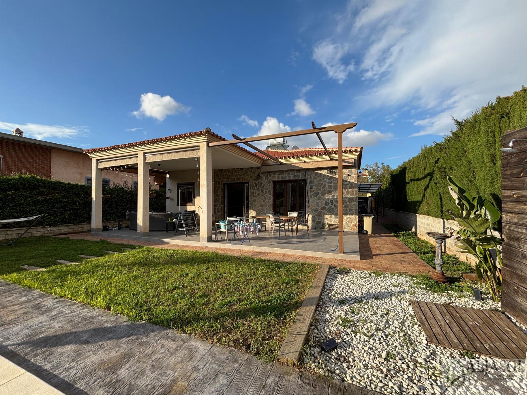 Venta de chalet en Bollullos de la Mitación