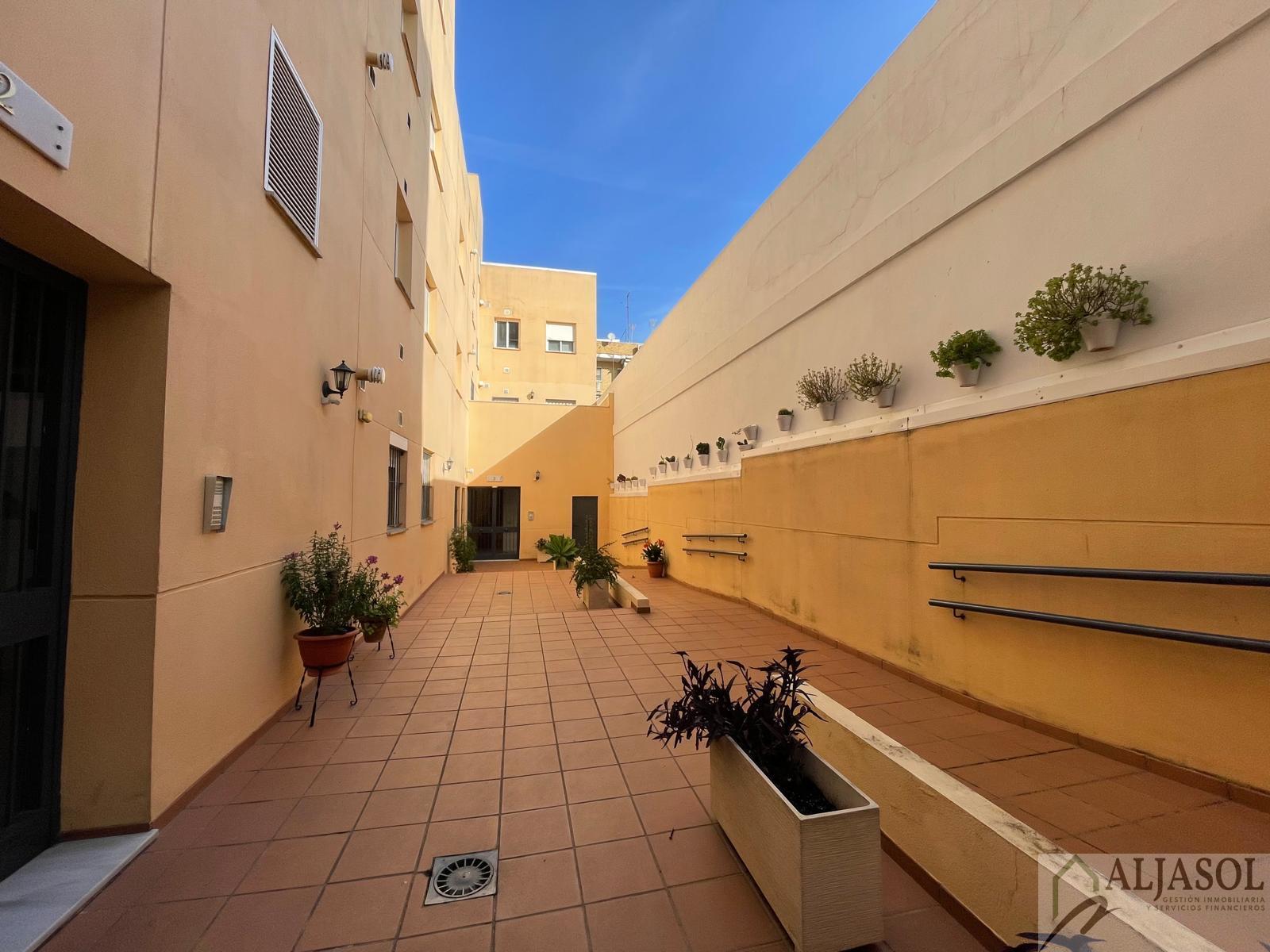 For sale of flat in Mairena del Aljarafe