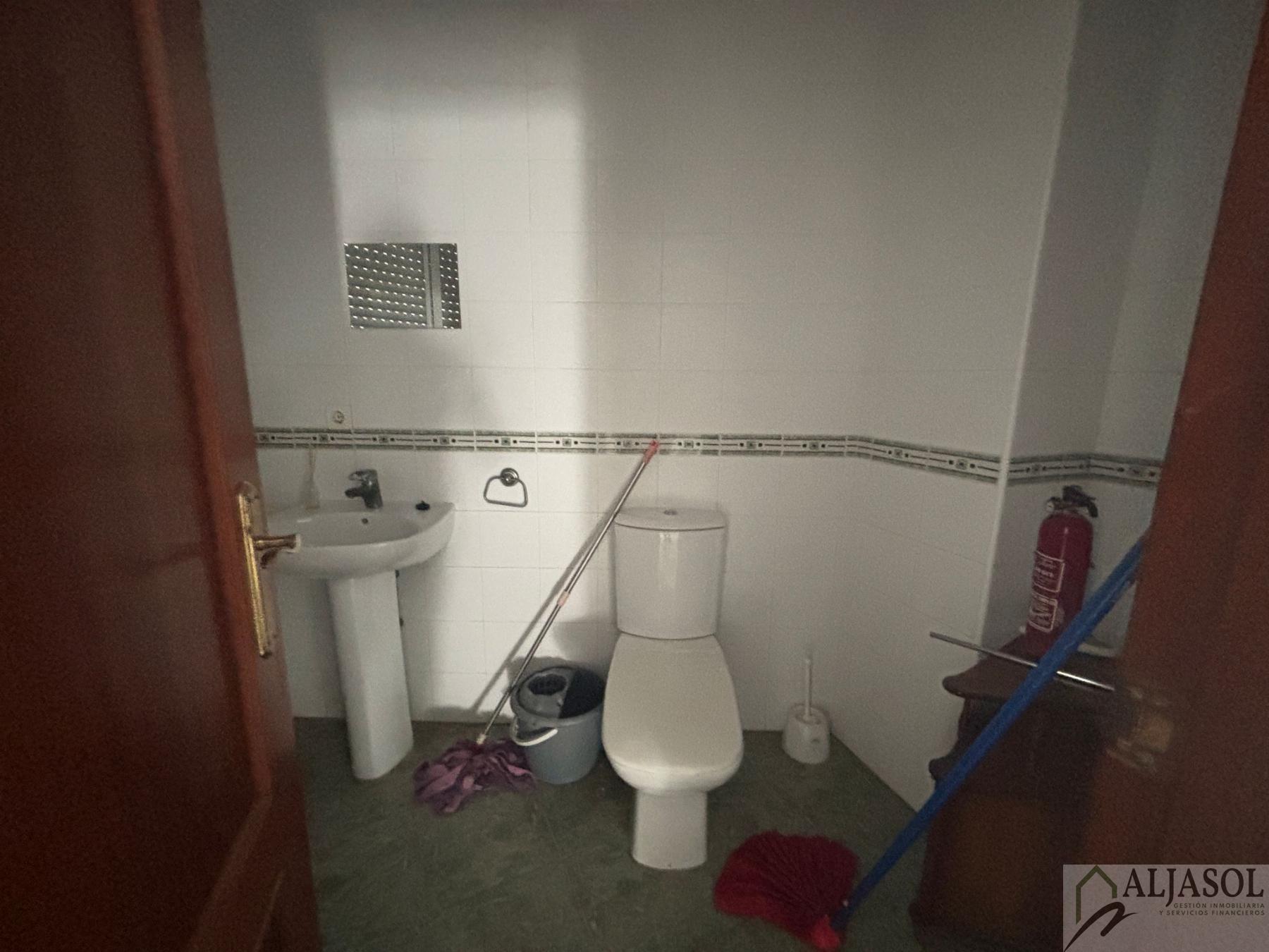 For rent of commercial in Salteras